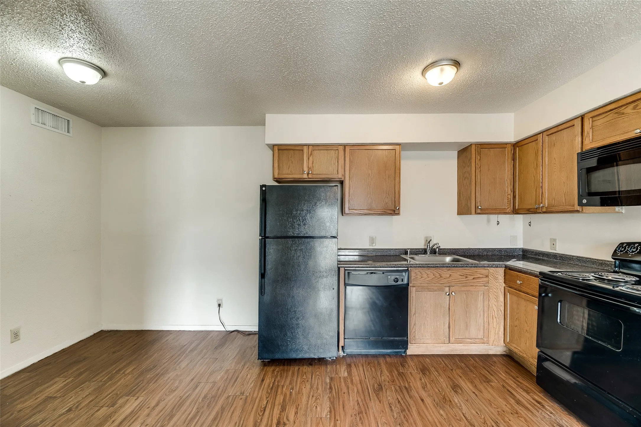 Apartment For Rent in Tarrant County , 108 E Cedar Street, Arlington, Texas 76011, 2 Bedroom, 1 Bathroom, Garage spaces, 700 Sqft, built in 1979, mls#21384761, Real Estate Agent in Arlington, Homes For Rent in Tarrant county, Homes For Rent in Arlington, Realtor in Arlington Texas, Real Estate Brokerage Independent Realty Texas, Luminita Cordes Realtor