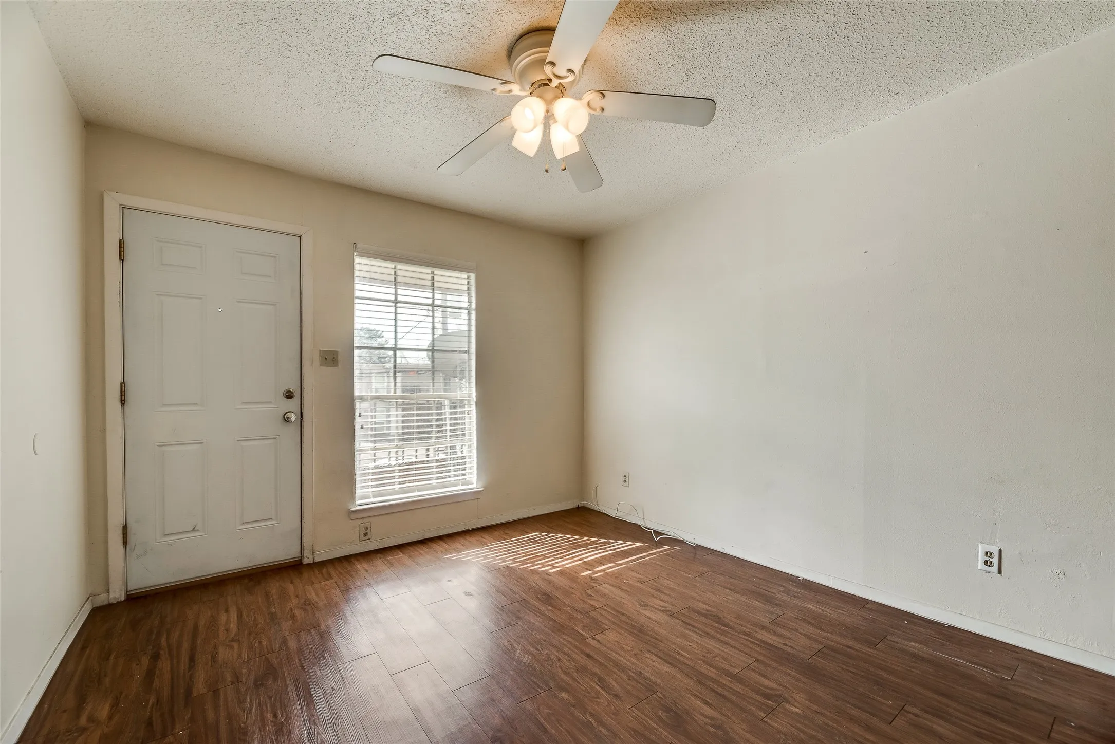 Apartment For Rent in Tarrant County , 108 E Cedar Street, Arlington, Texas 76011, 2 Bedroom, 1 Bathroom, Garage spaces, 700 Sqft, built in 1979, mls#21384761, Real Estate Agent in Arlington, Homes For Rent in Tarrant county, Homes For Rent in Arlington, Realtor in Arlington Texas, Real Estate Brokerage Independent Realty Texas, Luminita Cordes Realtor