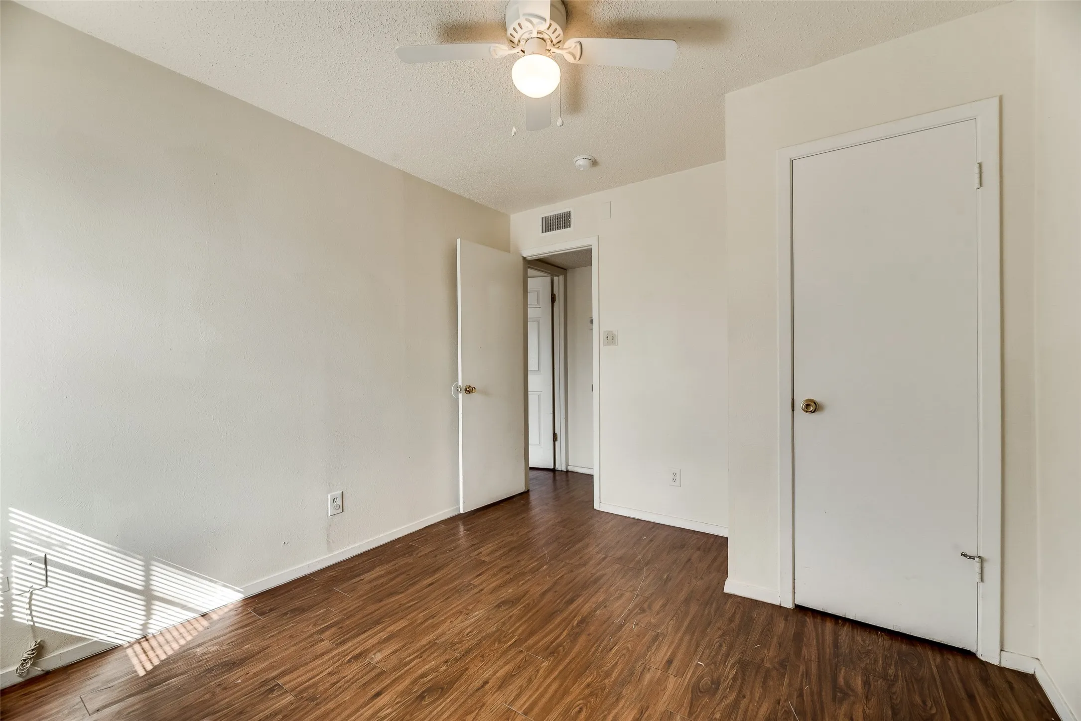 Apartment For Rent in Tarrant County , 108 E Cedar Street, Arlington, Texas 76011, 2 Bedroom, 1 Bathroom, Garage spaces, 700 Sqft, built in 1979, mls#21384761, Real Estate Agent in Arlington, Homes For Rent in Tarrant county, Homes For Rent in Arlington, Realtor in Arlington Texas, Real Estate Brokerage Independent Realty Texas, Luminita Cordes Realtor