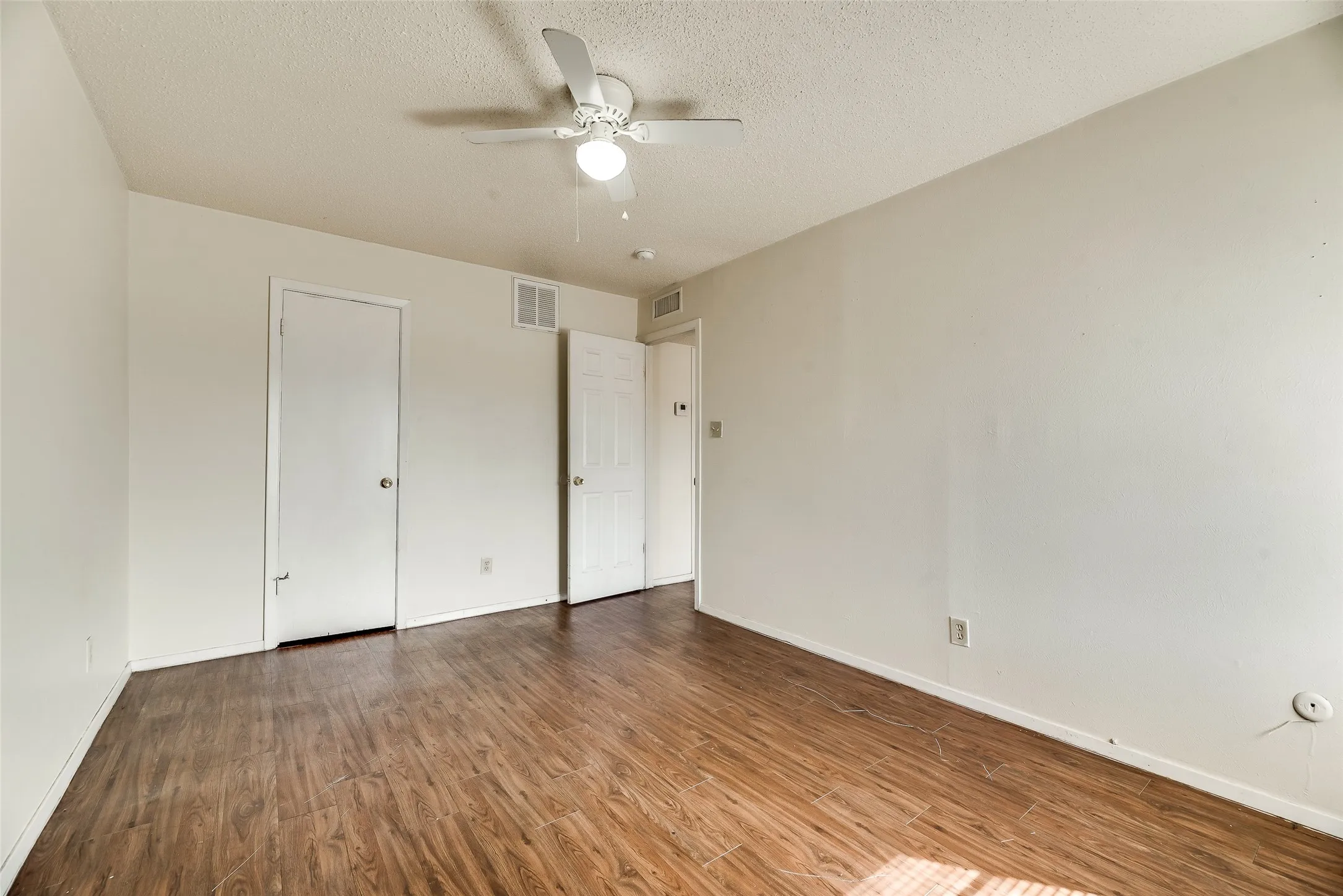 Apartment For Rent in Tarrant County , 108 E Cedar Street, Arlington, Texas 76011, 2 Bedroom, 1 Bathroom, Garage spaces, 700 Sqft, built in 1979, mls#21384761, Real Estate Agent in Arlington, Homes For Rent in Tarrant county, Homes For Rent in Arlington, Realtor in Arlington Texas, Real Estate Brokerage Independent Realty Texas, Luminita Cordes Realtor