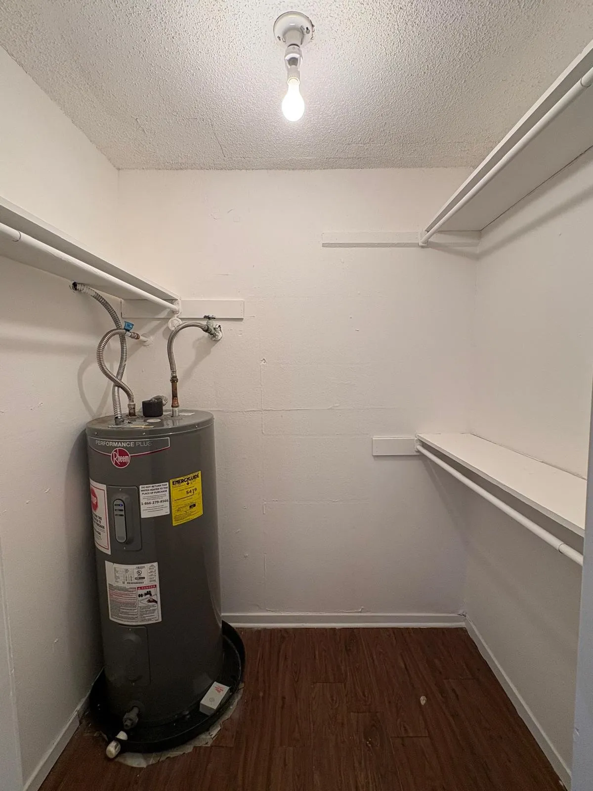 Apartment For Rent in Tarrant County , 108 E Cedar Street, Arlington, Texas 76011, 2 Bedroom, 1 Bathroom, Garage spaces, 700 Sqft, built in 1979, mls#21384761, Real Estate Agent in Arlington, Homes For Rent in Tarrant county, Homes For Rent in Arlington, Realtor in Arlington Texas, Real Estate Brokerage Independent Realty Texas, Luminita Cordes Realtor