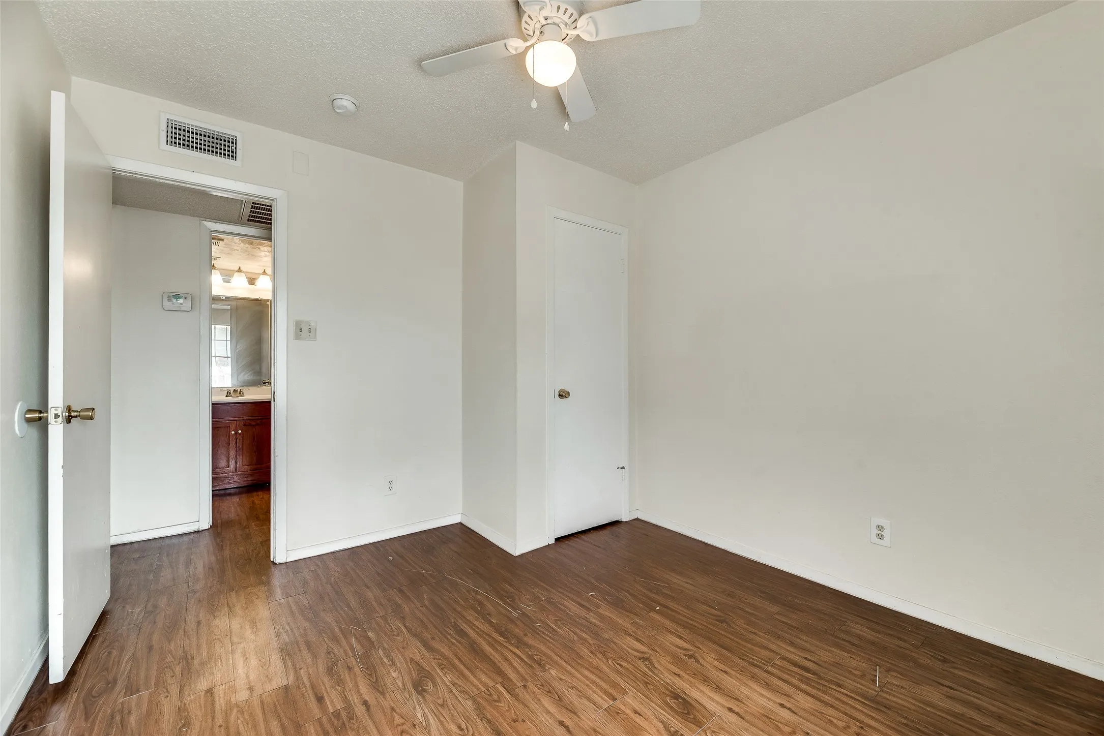 Apartment For Rent in Tarrant County , 108 E Cedar Street, Arlington, Texas 76011, 2 Bedroom, 1 Bathroom, Garage spaces, 700 Sqft, built in 1979, mls#21384761, Real Estate Agent in Arlington, Homes For Rent in Tarrant county, Homes For Rent in Arlington, Realtor in Arlington Texas, Real Estate Brokerage Independent Realty Texas, Luminita Cordes Realtor