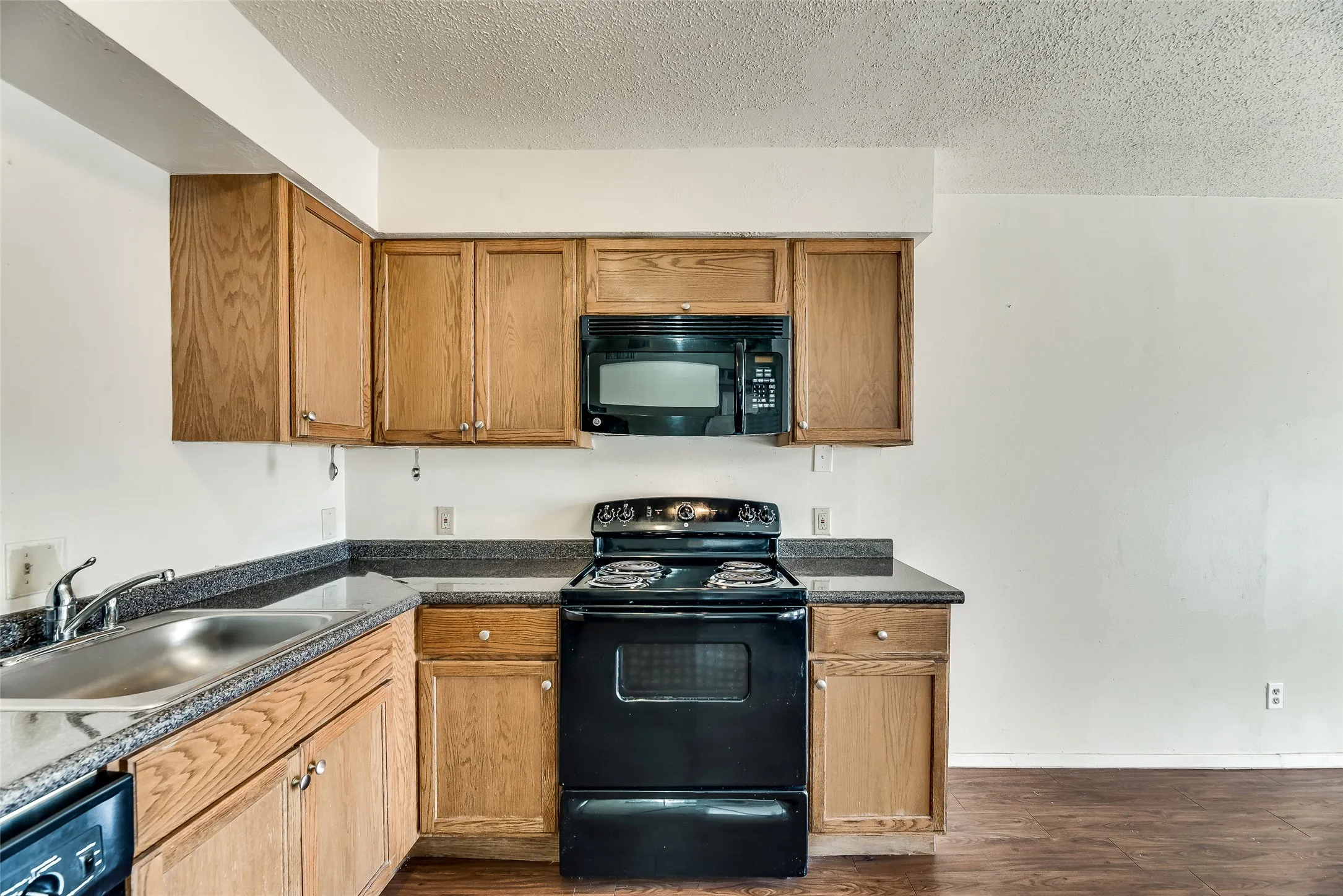 Apartment For Rent in Tarrant County , 108 E Cedar Street, Arlington, Texas 76011, 2 Bedroom, 1 Bathroom, Garage spaces, 700 Sqft, built in 1979, mls#21384761, Real Estate Agent in Arlington, Homes For Rent in Tarrant county, Homes For Rent in Arlington, Realtor in Arlington Texas, Real Estate Brokerage Independent Realty Texas, Luminita Cordes Realtor