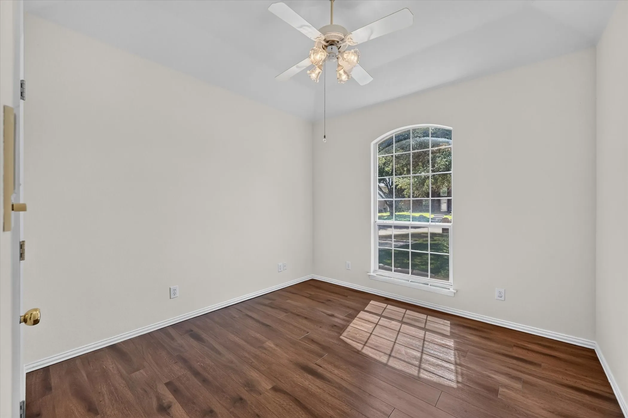 Single Family Residence For Sale in Tarrant County , 1501 New Haven Drive, Mansfield, Texas 76063, 3 Bedroom, 2 Bathroom, 2 Garage spaces, 2,120 Sqft, built in 1995, mls#21384254, Real Estate Agent in Mansfield, Homes For Sale in Tarrant county, Homes For Sale in Mansfield, Realtor in Mansfield Texas, Real Estate Brokerage Independent Realty Texas, Luminita Cordes Realtor