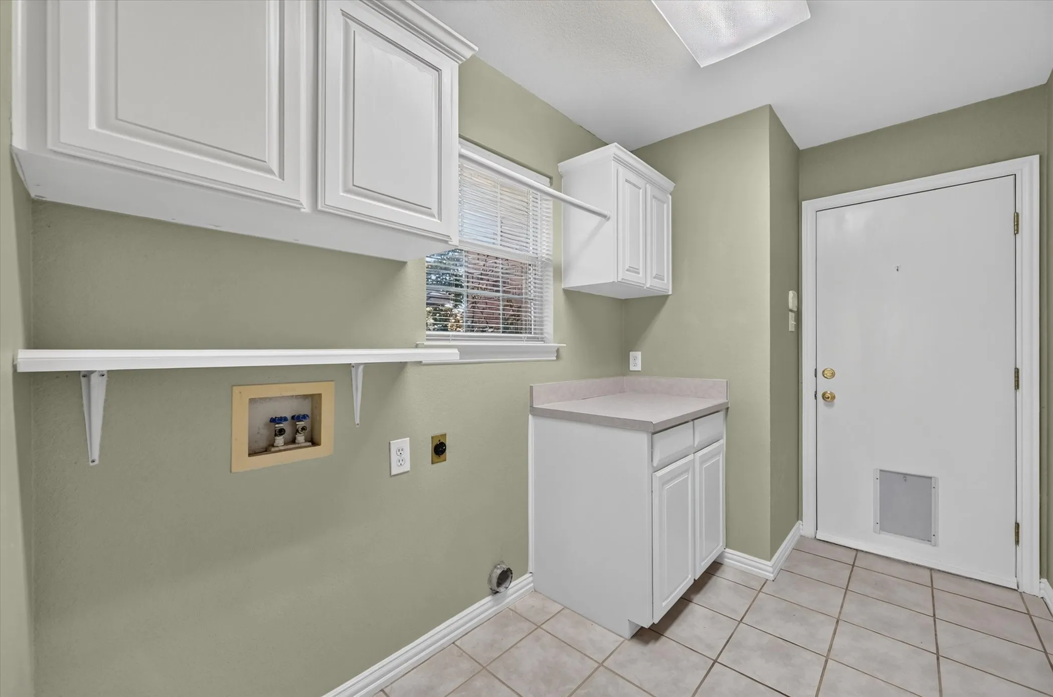 Single Family Residence For Sale in Tarrant County , 1501 New Haven Drive, Mansfield, Texas 76063, 3 Bedroom, 2 Bathroom, 2 Garage spaces, 2,120 Sqft, built in 1995, mls#21384254, Real Estate Agent in Mansfield, Homes For Sale in Tarrant county, Homes For Sale in Mansfield, Realtor in Mansfield Texas, Real Estate Brokerage Independent Realty Texas, Luminita Cordes Realtor