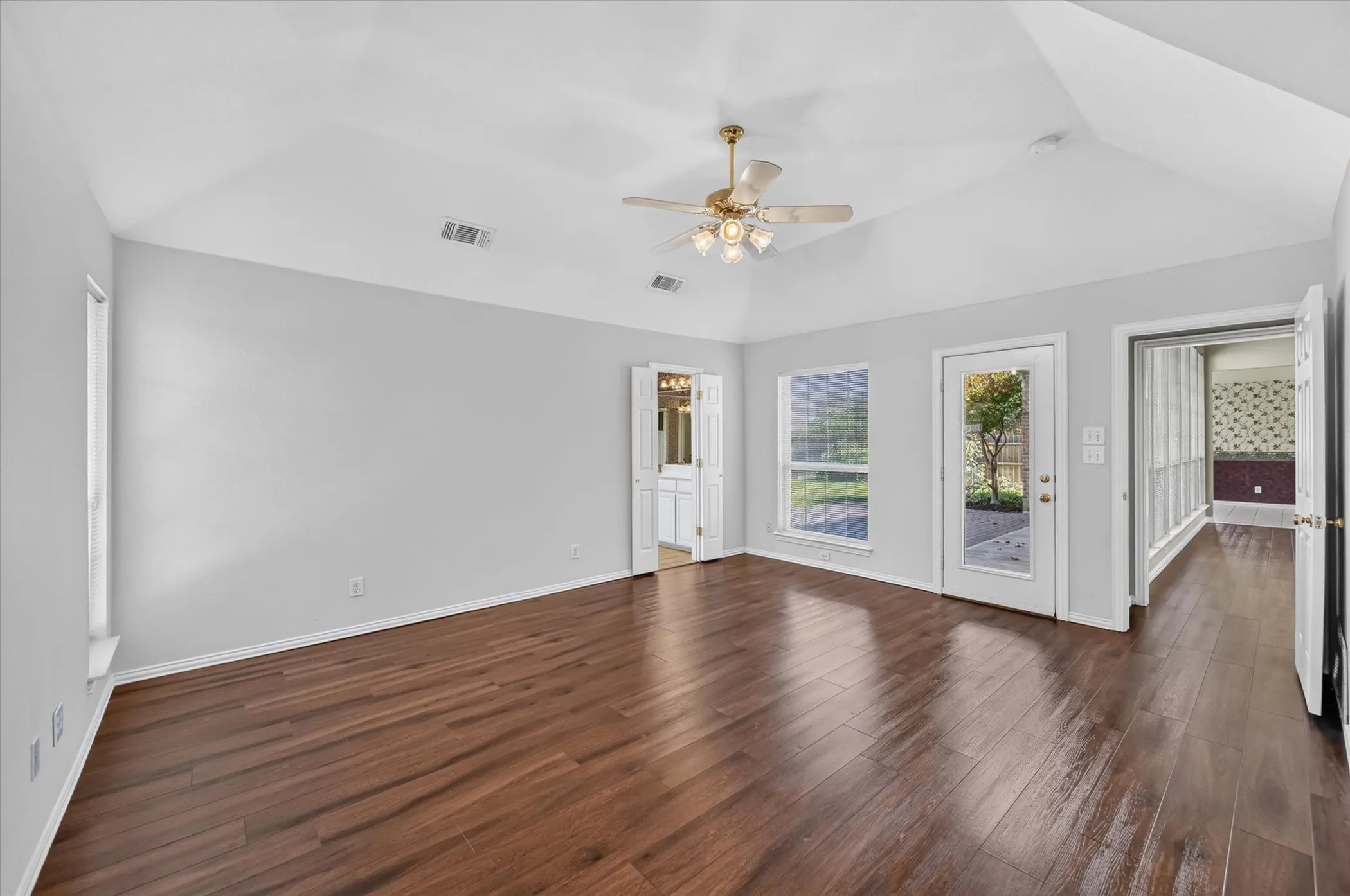 Single Family Residence For Sale in Tarrant County , 1501 New Haven Drive, Mansfield, Texas 76063, 3 Bedroom, 2 Bathroom, 2 Garage spaces, 2,120 Sqft, built in 1995, mls#21384254, Real Estate Agent in Mansfield, Homes For Sale in Tarrant county, Homes For Sale in Mansfield, Realtor in Mansfield Texas, Real Estate Brokerage Independent Realty Texas, Luminita Cordes Realtor