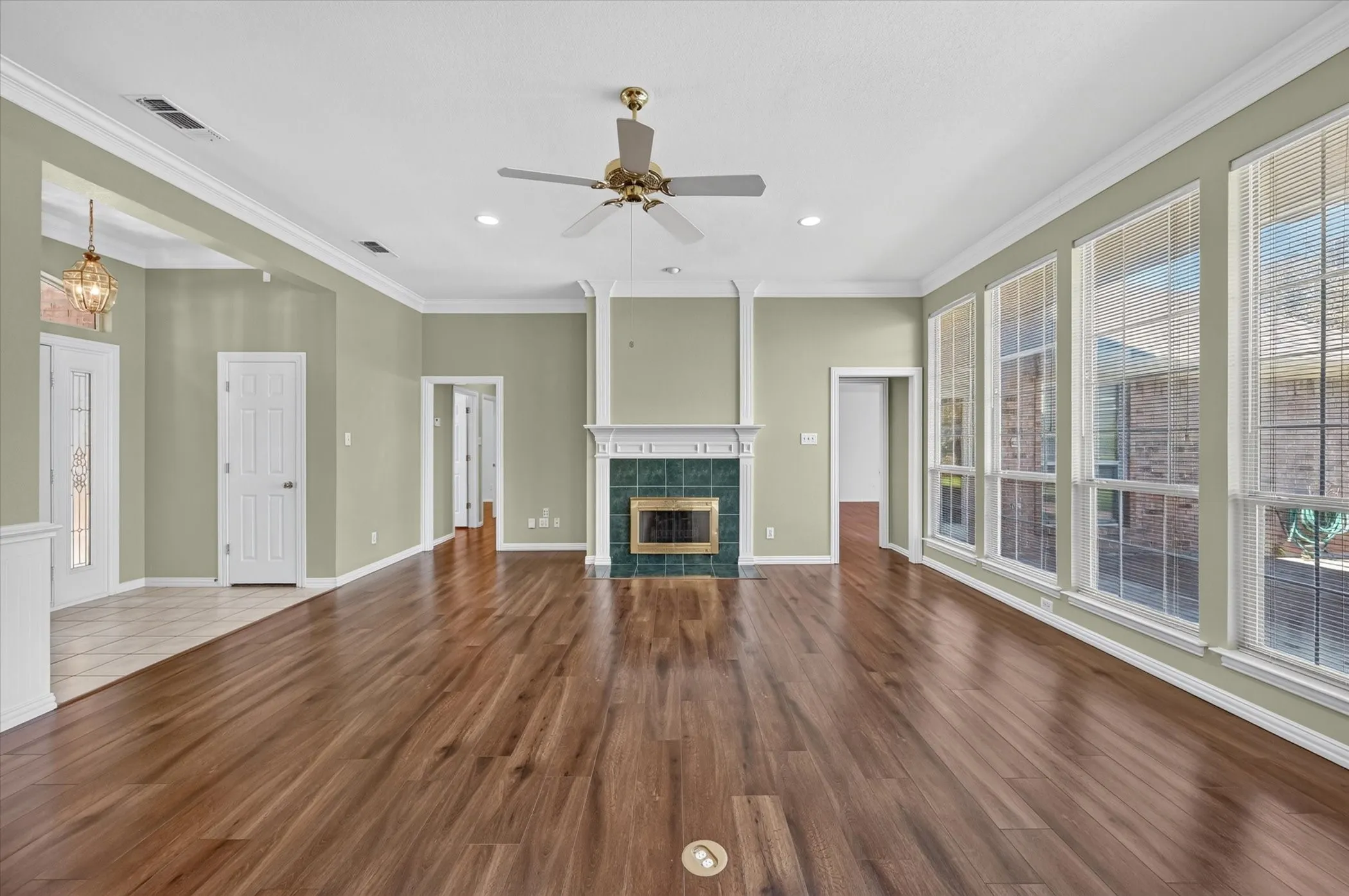 Single Family Residence For Sale in Tarrant County , 1501 New Haven Drive, Mansfield, Texas 76063, 3 Bedroom, 2 Bathroom, 2 Garage spaces, 2,120 Sqft, built in 1995, mls#21384254, Real Estate Agent in Mansfield, Homes For Sale in Tarrant county, Homes For Sale in Mansfield, Realtor in Mansfield Texas, Real Estate Brokerage Independent Realty Texas, Luminita Cordes Realtor
