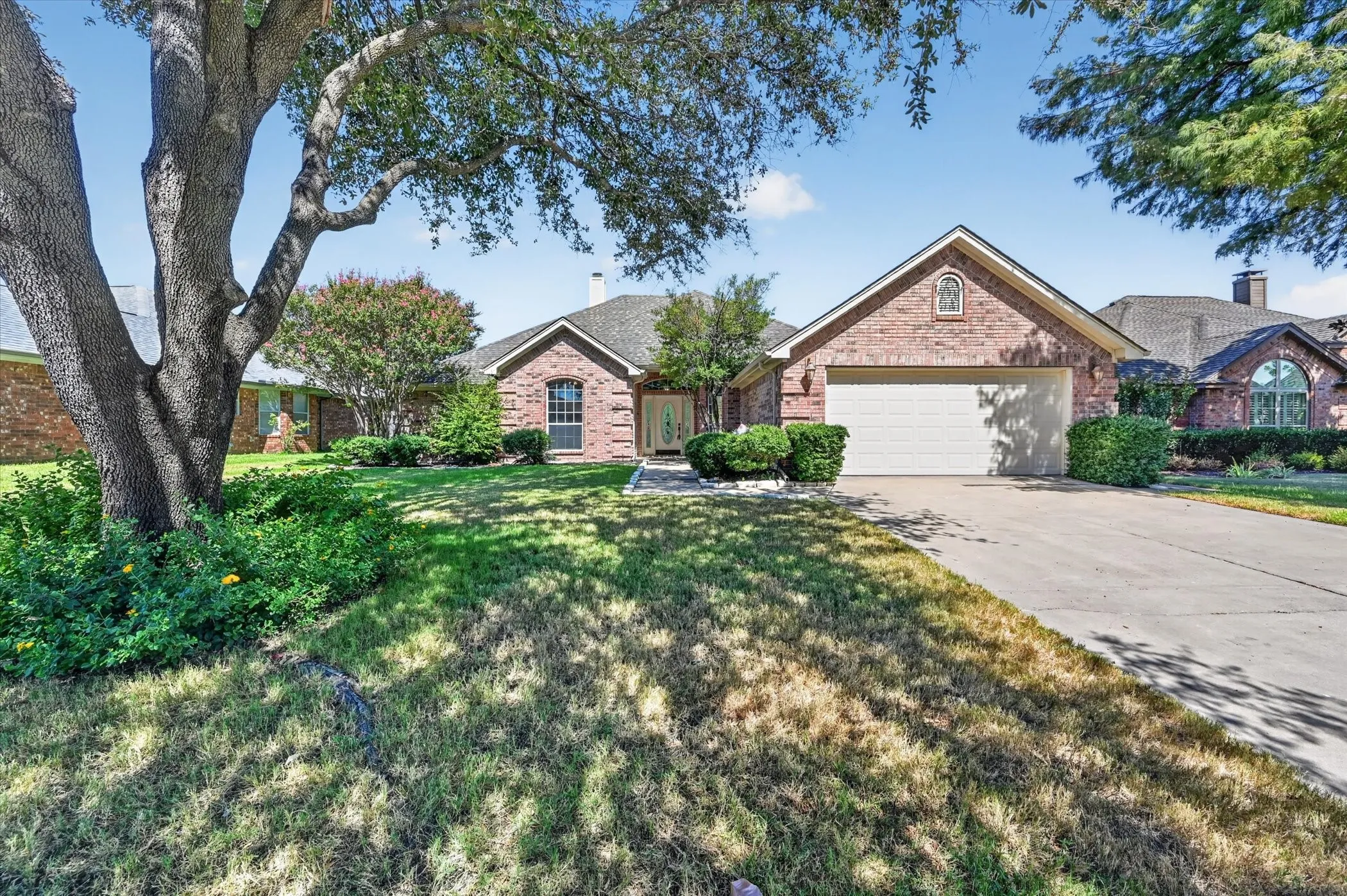 Single Family Residence For Sale in Tarrant County , 1501 New Haven Drive, Mansfield, Texas 76063, 3 Bedroom, 2 Bathroom, 2 Garage spaces, 2,120 Sqft, built in 1995, mls#21384254, Real Estate Agent in Mansfield, Homes For Sale in Tarrant county, Homes For Sale in Mansfield, Realtor in Mansfield Texas, Real Estate Brokerage Independent Realty Texas, Luminita Cordes Realtor