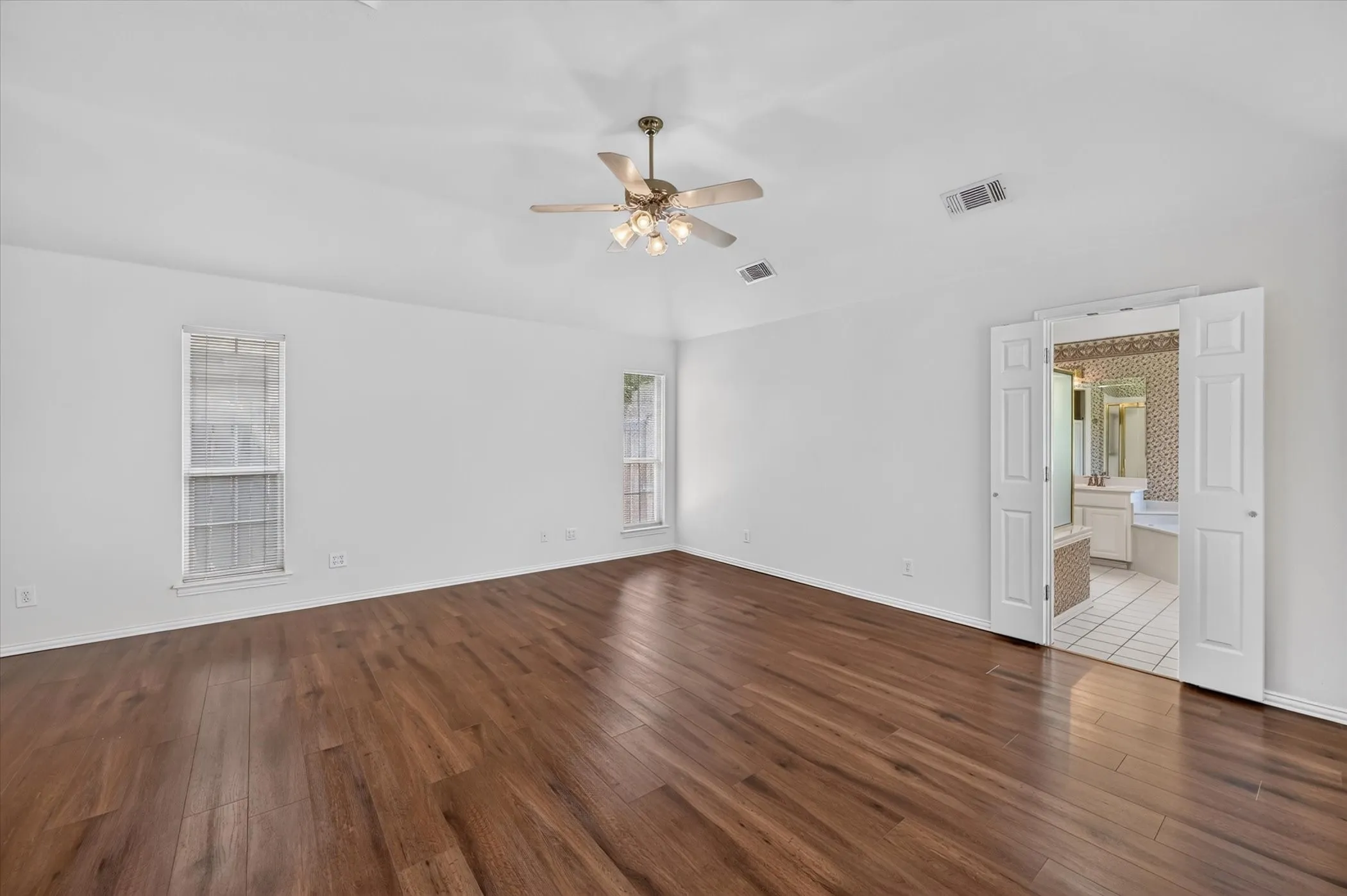 Single Family Residence For Sale in Tarrant County , 1501 New Haven Drive, Mansfield, Texas 76063, 3 Bedroom, 2 Bathroom, 2 Garage spaces, 2,120 Sqft, built in 1995, mls#21384254, Real Estate Agent in Mansfield, Homes For Sale in Tarrant county, Homes For Sale in Mansfield, Realtor in Mansfield Texas, Real Estate Brokerage Independent Realty Texas, Luminita Cordes Realtor