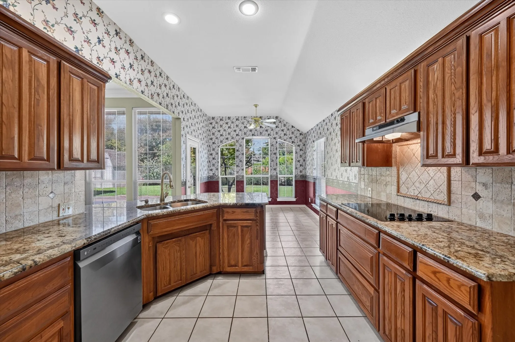 Single Family Residence For Sale in Tarrant County , 1501 New Haven Drive, Mansfield, Texas 76063, 3 Bedroom, 2 Bathroom, 2 Garage spaces, 2,120 Sqft, built in 1995, mls#21384254, Real Estate Agent in Mansfield, Homes For Sale in Tarrant county, Homes For Sale in Mansfield, Realtor in Mansfield Texas, Real Estate Brokerage Independent Realty Texas, Luminita Cordes Realtor