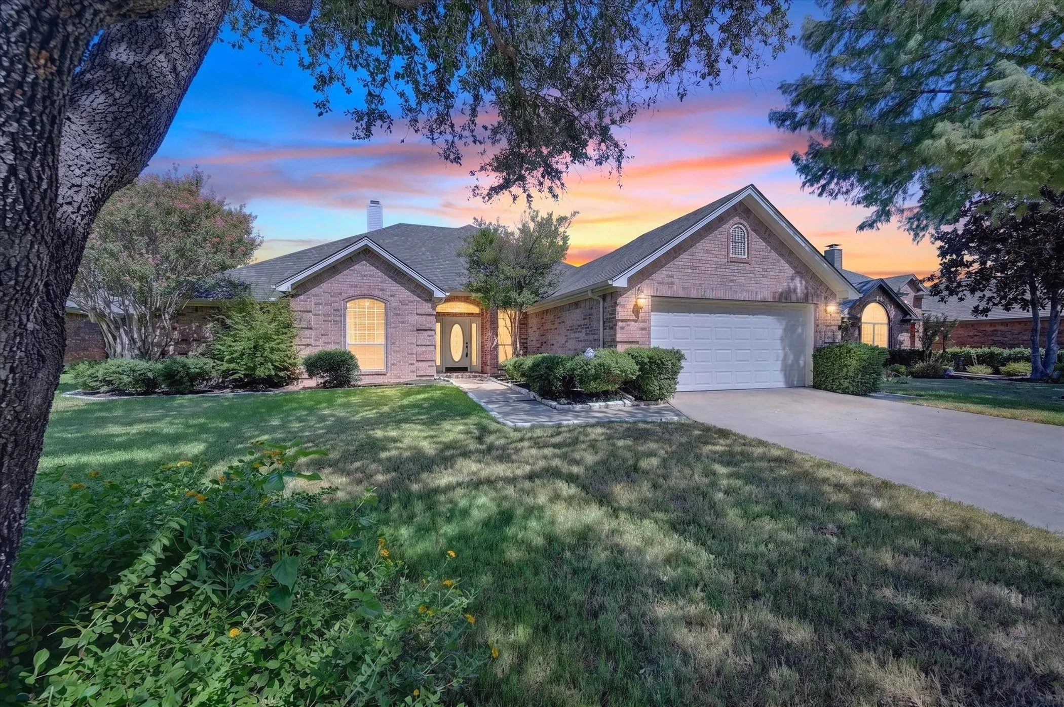 Single Family Residence For Sale in Tarrant County , 1501 New Haven Drive, Mansfield, Texas 76063, 3 Bedroom, 2 Bathroom, 2 Garage spaces, 2,120 Sqft, built in 1995, mls#21384254, Real Estate Agent in Mansfield, Homes For Sale in Tarrant county, Homes For Sale in Mansfield, Realtor in Mansfield Texas, Real Estate Brokerage Independent Realty Texas, Luminita Cordes Realtor