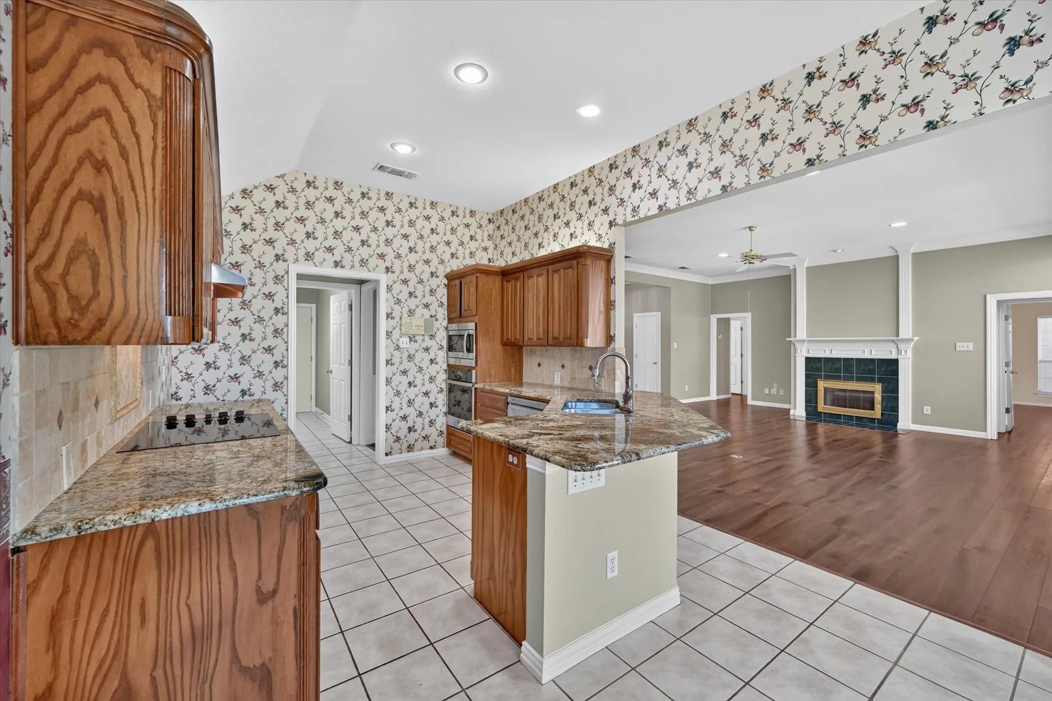 Single Family Residence For Sale in Tarrant County , 1501 New Haven Drive, Mansfield, Texas 76063, 3 Bedroom, 2 Bathroom, 2 Garage spaces, 2,120 Sqft, built in 1995, mls#21384254, Real Estate Agent in Mansfield, Homes For Sale in Tarrant county, Homes For Sale in Mansfield, Realtor in Mansfield Texas, Real Estate Brokerage Independent Realty Texas, Luminita Cordes Realtor