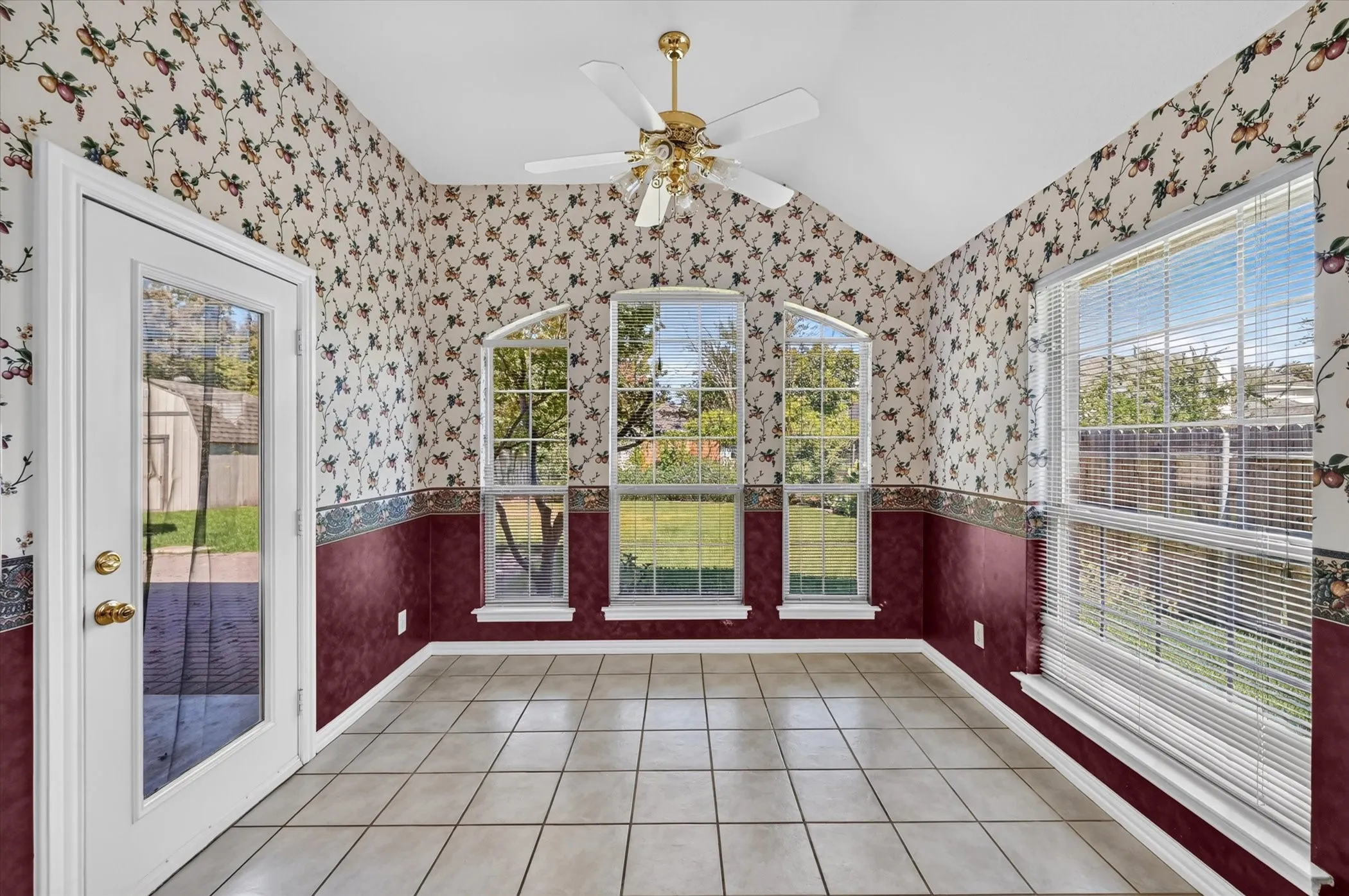 Single Family Residence For Sale in Tarrant County , 1501 New Haven Drive, Mansfield, Texas 76063, 3 Bedroom, 2 Bathroom, 2 Garage spaces, 2,120 Sqft, built in 1995, mls#21384254, Real Estate Agent in Mansfield, Homes For Sale in Tarrant county, Homes For Sale in Mansfield, Realtor in Mansfield Texas, Real Estate Brokerage Independent Realty Texas, Luminita Cordes Realtor