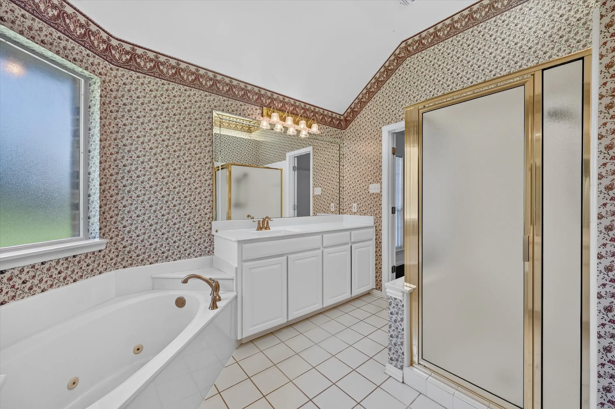 Single Family Residence For Sale in Tarrant County , 1501 New Haven Drive, Mansfield, Texas 76063, 3 Bedroom, 2 Bathroom, 2 Garage spaces, 2,120 Sqft, built in 1995, mls#21384254, Real Estate Agent in Mansfield, Homes For Sale in Tarrant county, Homes For Sale in Mansfield, Realtor in Mansfield Texas, Real Estate Brokerage Independent Realty Texas, Luminita Cordes Realtor
