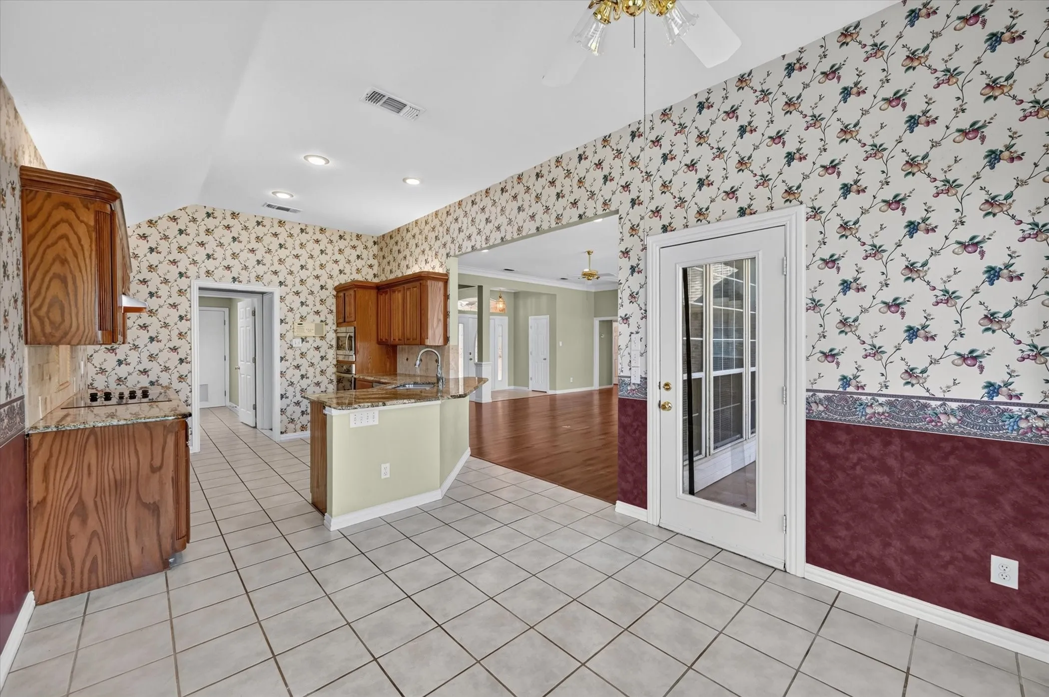 Single Family Residence For Sale in Tarrant County , 1501 New Haven Drive, Mansfield, Texas 76063, 3 Bedroom, 2 Bathroom, 2 Garage spaces, 2,120 Sqft, built in 1995, mls#21384254, Real Estate Agent in Mansfield, Homes For Sale in Tarrant county, Homes For Sale in Mansfield, Realtor in Mansfield Texas, Real Estate Brokerage Independent Realty Texas, Luminita Cordes Realtor