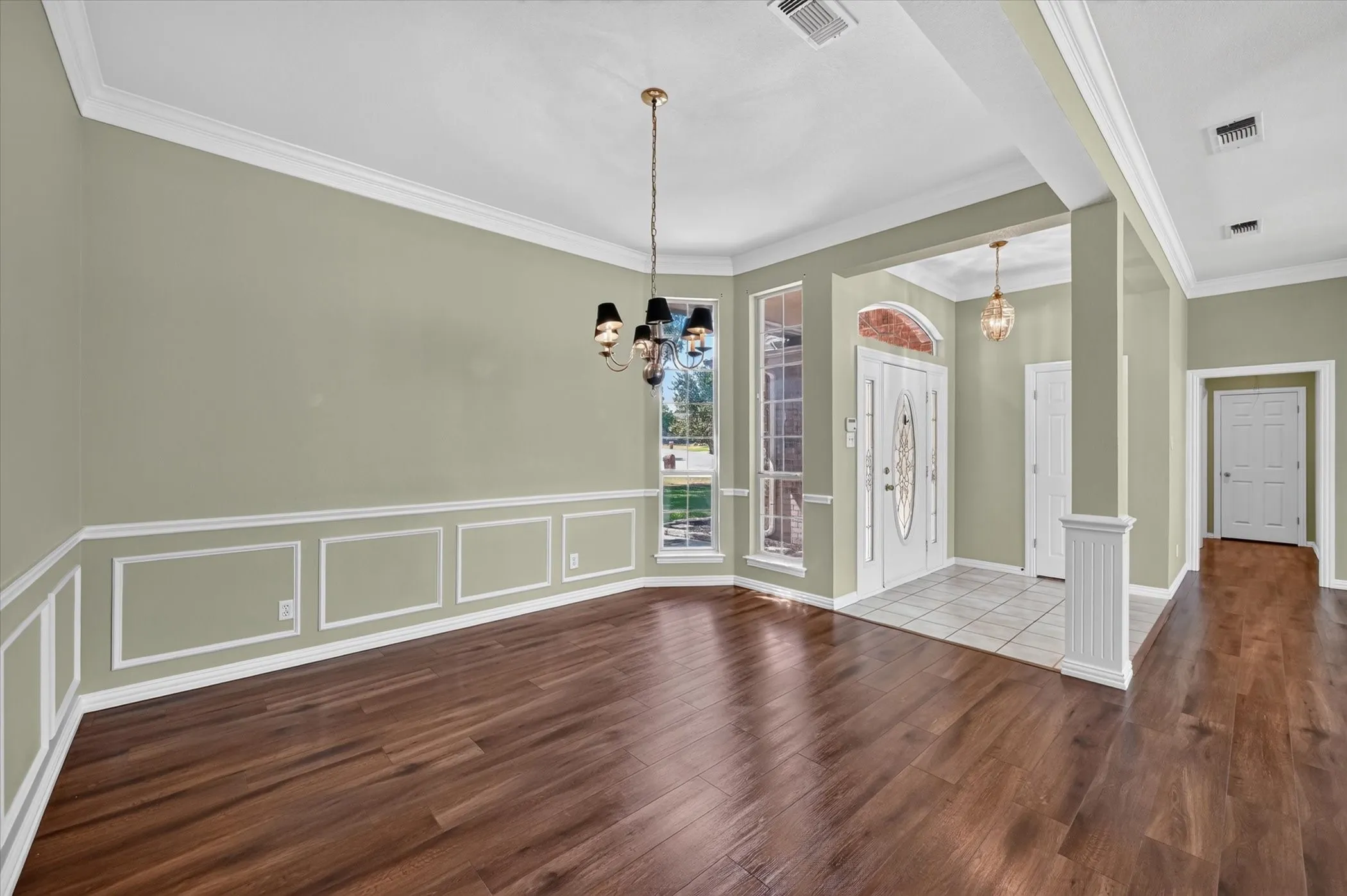 Single Family Residence For Sale in Tarrant County , 1501 New Haven Drive, Mansfield, Texas 76063, 3 Bedroom, 2 Bathroom, 2 Garage spaces, 2,120 Sqft, built in 1995, mls#21384254, Real Estate Agent in Mansfield, Homes For Sale in Tarrant county, Homes For Sale in Mansfield, Realtor in Mansfield Texas, Real Estate Brokerage Independent Realty Texas, Luminita Cordes Realtor