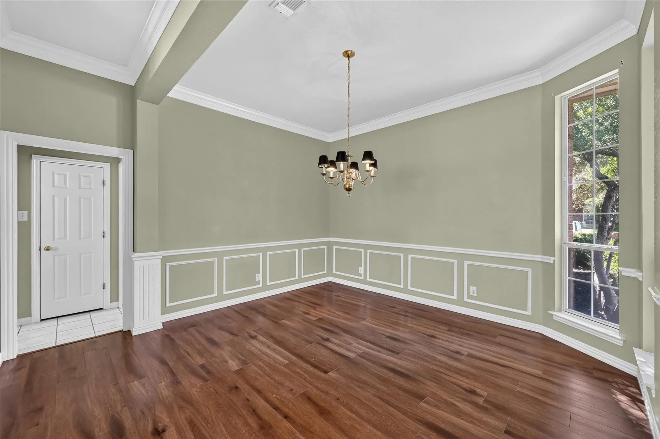 Single Family Residence For Sale in Tarrant County , 1501 New Haven Drive, Mansfield, Texas 76063, 3 Bedroom, 2 Bathroom, 2 Garage spaces, 2,120 Sqft, built in 1995, mls#21384254, Real Estate Agent in Mansfield, Homes For Sale in Tarrant county, Homes For Sale in Mansfield, Realtor in Mansfield Texas, Real Estate Brokerage Independent Realty Texas, Luminita Cordes Realtor