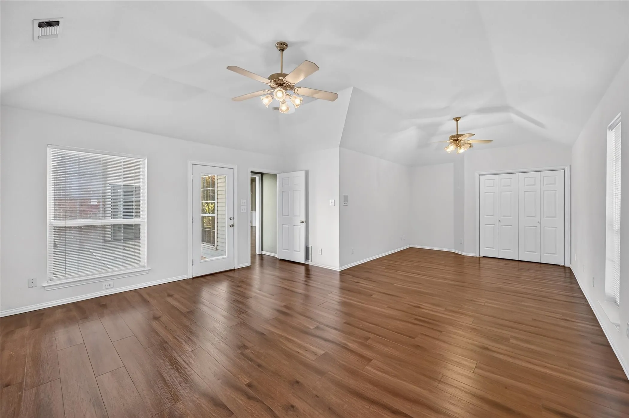 Single Family Residence For Sale in Tarrant County , 1501 New Haven Drive, Mansfield, Texas 76063, 3 Bedroom, 2 Bathroom, 2 Garage spaces, 2,120 Sqft, built in 1995, mls#21384254, Real Estate Agent in Mansfield, Homes For Sale in Tarrant county, Homes For Sale in Mansfield, Realtor in Mansfield Texas, Real Estate Brokerage Independent Realty Texas, Luminita Cordes Realtor