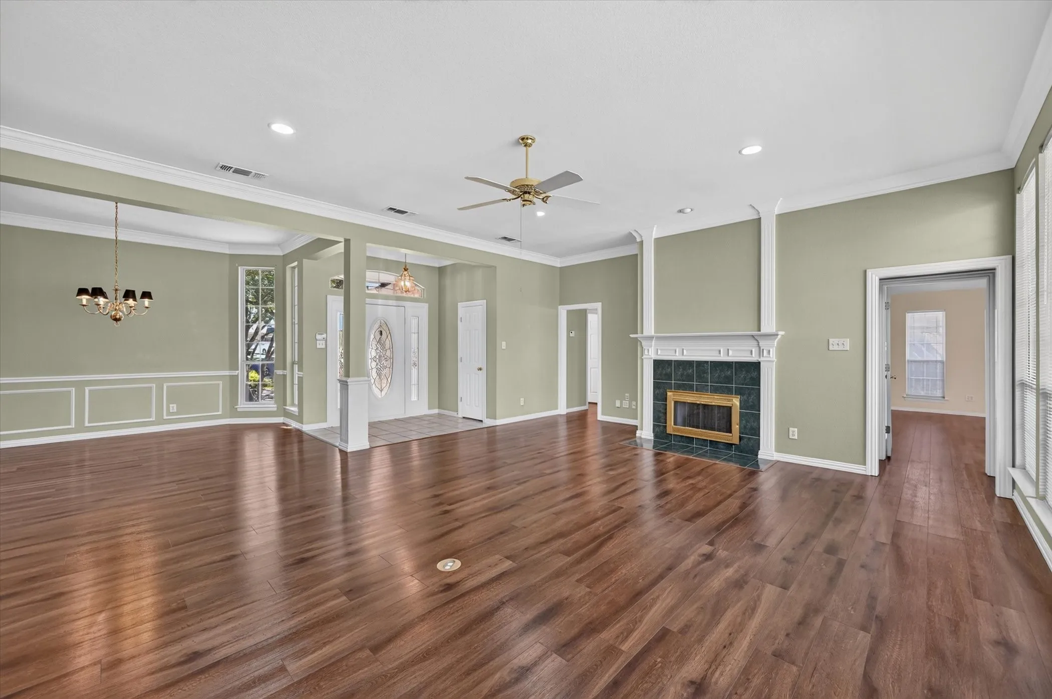 Single Family Residence For Sale in Tarrant County , 1501 New Haven Drive, Mansfield, Texas 76063, 3 Bedroom, 2 Bathroom, 2 Garage spaces, 2,120 Sqft, built in 1995, mls#21384254, Real Estate Agent in Mansfield, Homes For Sale in Tarrant county, Homes For Sale in Mansfield, Realtor in Mansfield Texas, Real Estate Brokerage Independent Realty Texas, Luminita Cordes Realtor