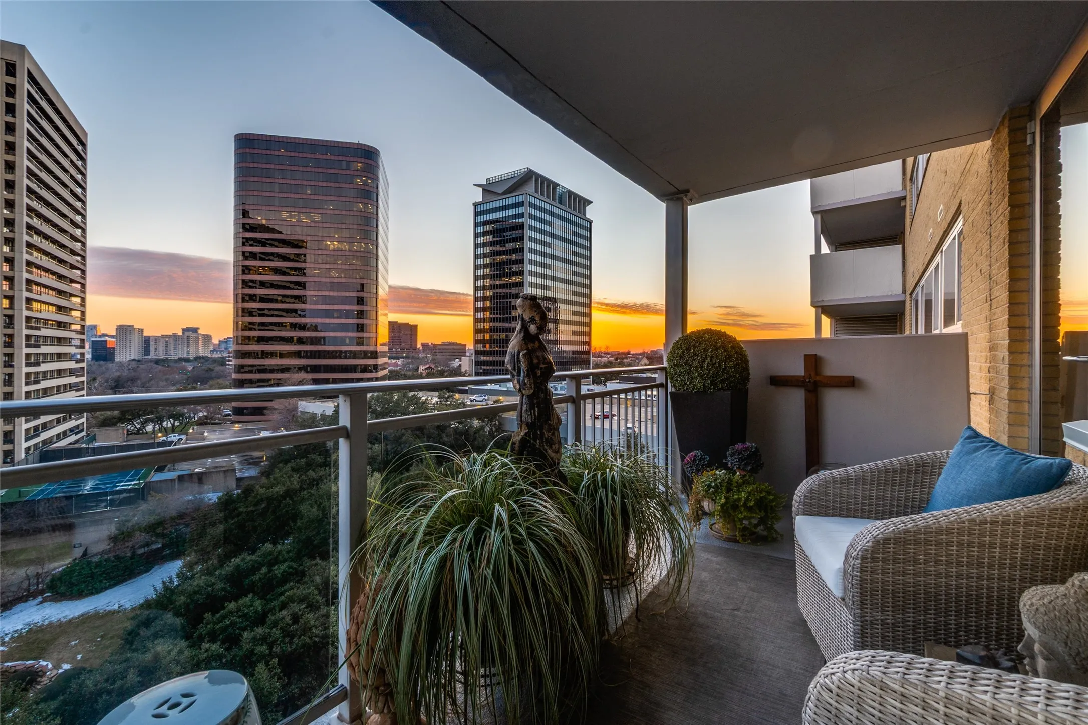 Condominium For Sale in Dallas County , 3883 Turtle Creek Boulevard 909, Dallas, Texas 75219, 1 Bedroom, 1 Bathroom, 1 Garage spaces, 787 Sqft, built in 1963, mls#21384672, Real Estate Agent in Dallas, Homes For Sale in Dallas county, Homes For Sale in Dallas, Realtor in Dallas Texas, Real Estate Brokerage Independent Realty Texas, Luminita Cordes Realtor