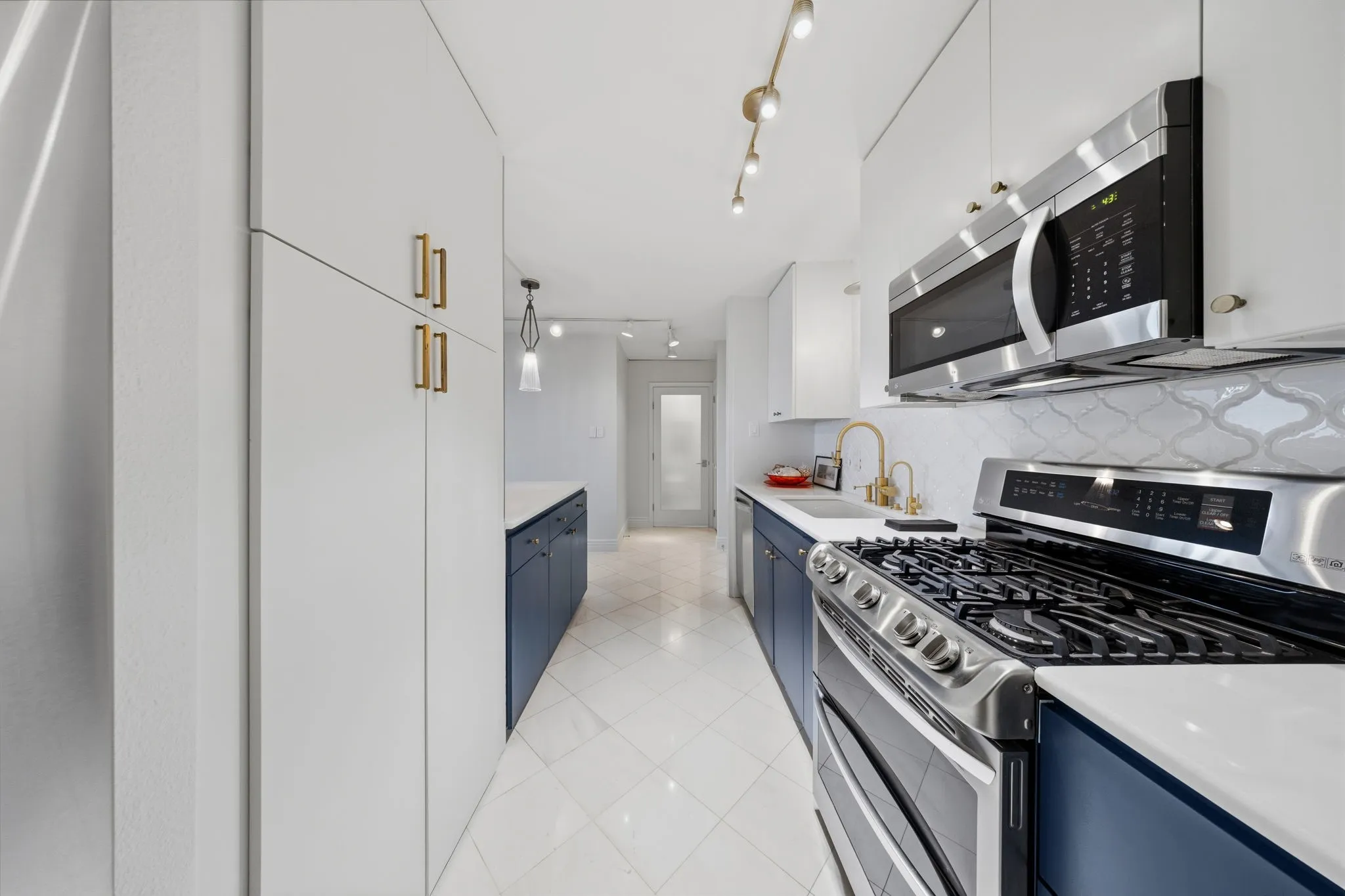 Condominium For Sale in Dallas County , 3883 Turtle Creek Boulevard 909, Dallas, Texas 75219, 1 Bedroom, 1 Bathroom, 1 Garage spaces, 787 Sqft, built in 1963, mls#21384672, Real Estate Agent in Dallas, Homes For Sale in Dallas county, Homes For Sale in Dallas, Realtor in Dallas Texas, Real Estate Brokerage Independent Realty Texas, Luminita Cordes Realtor