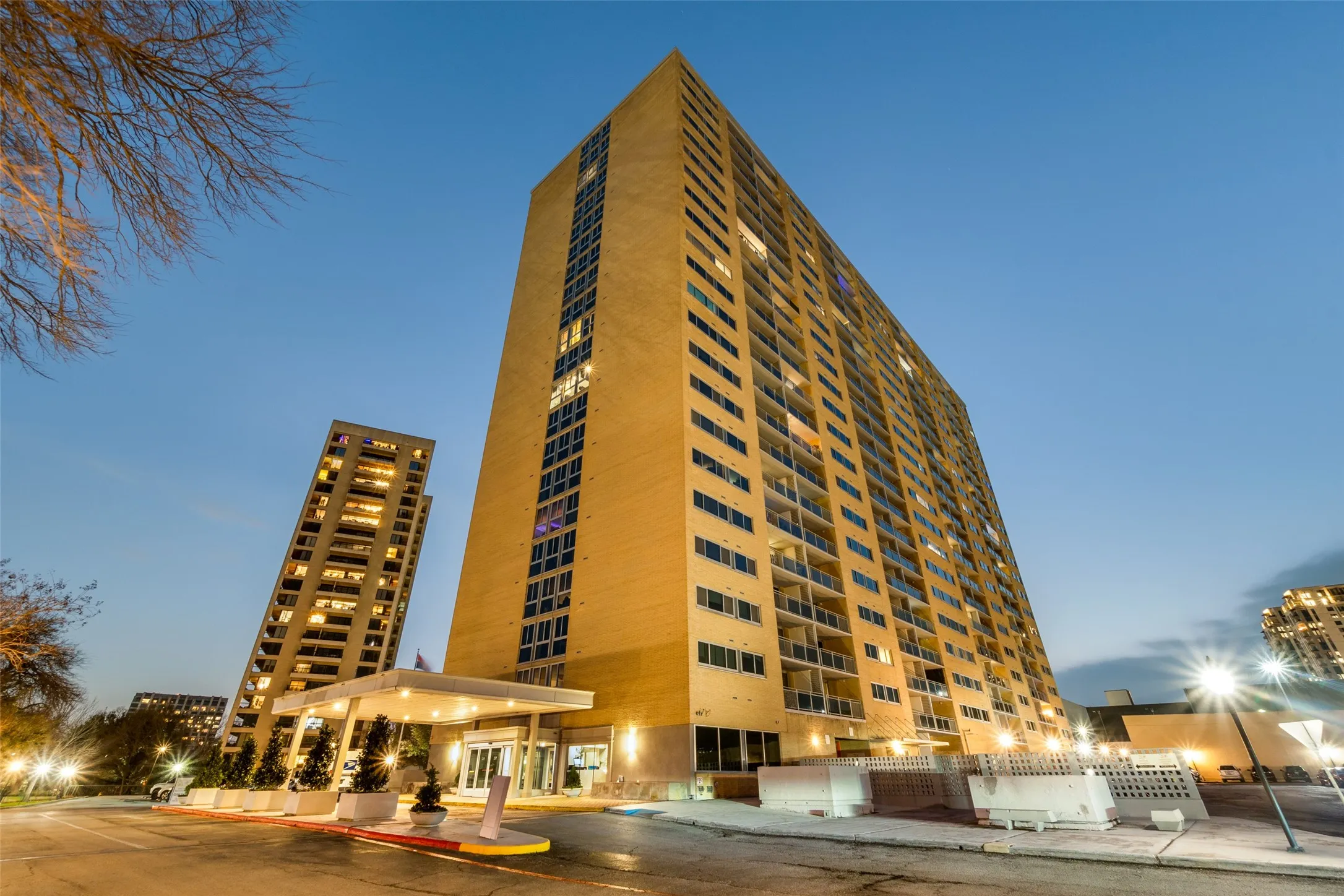 Condominium For Sale in Dallas County , 3883 Turtle Creek Boulevard 909, Dallas, Texas 75219, 1 Bedroom, 1 Bathroom, 1 Garage spaces, 787 Sqft, built in 1963, mls#21384672, Real Estate Agent in Dallas, Homes For Sale in Dallas county, Homes For Sale in Dallas, Realtor in Dallas Texas, Real Estate Brokerage Independent Realty Texas, Luminita Cordes Realtor