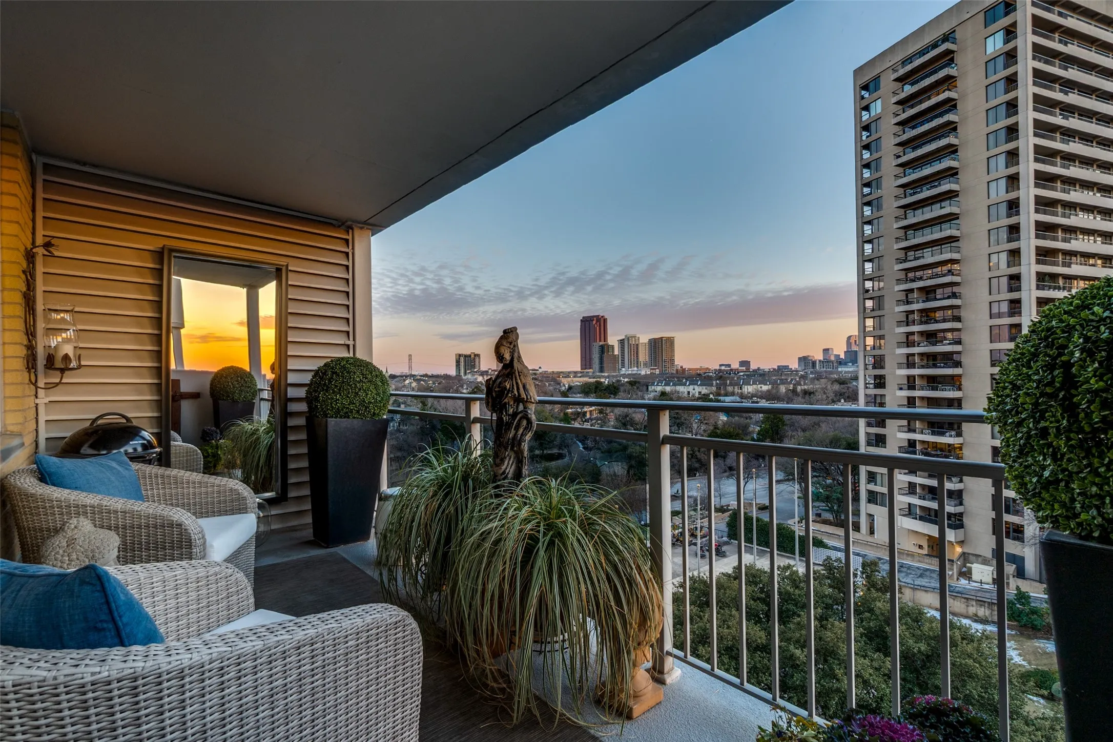 Condominium For Sale in Dallas County , 3883 Turtle Creek Boulevard 909, Dallas, Texas 75219, 1 Bedroom, 1 Bathroom, 1 Garage spaces, 787 Sqft, built in 1963, mls#21384672, Real Estate Agent in Dallas, Homes For Sale in Dallas county, Homes For Sale in Dallas, Realtor in Dallas Texas, Real Estate Brokerage Independent Realty Texas, Luminita Cordes Realtor