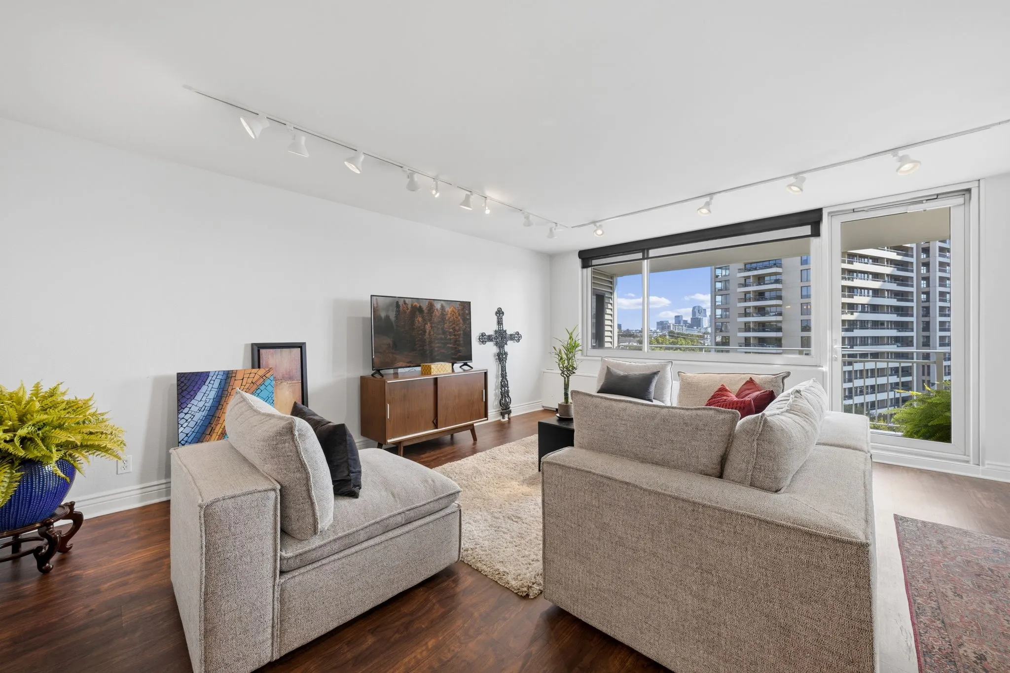 Condominium For Sale in Dallas County , 3883 Turtle Creek Boulevard 909, Dallas, Texas 75219, 1 Bedroom, 1 Bathroom, 1 Garage spaces, 787 Sqft, built in 1963, mls#21384672, Real Estate Agent in Dallas, Homes For Sale in Dallas county, Homes For Sale in Dallas, Realtor in Dallas Texas, Real Estate Brokerage Independent Realty Texas, Luminita Cordes Realtor