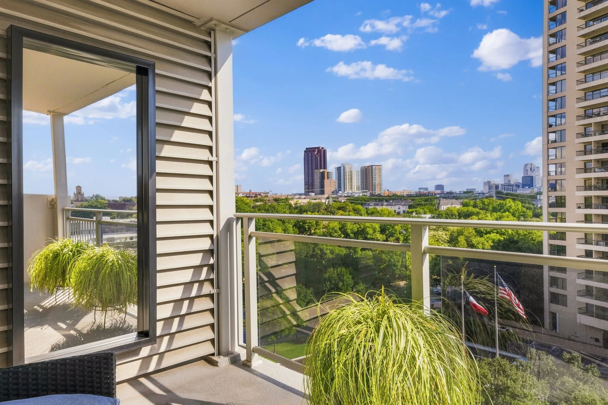 Condominium For Sale in Dallas County , 3883 Turtle Creek Boulevard 909, Dallas, Texas 75219, 1 Bedroom, 1 Bathroom, 1 Garage spaces, 787 Sqft, built in 1963, mls#21384672, Real Estate Agent in Dallas, Homes For Sale in Dallas county, Homes For Sale in Dallas, Realtor in Dallas Texas, Real Estate Brokerage Independent Realty Texas, Luminita Cordes Realtor