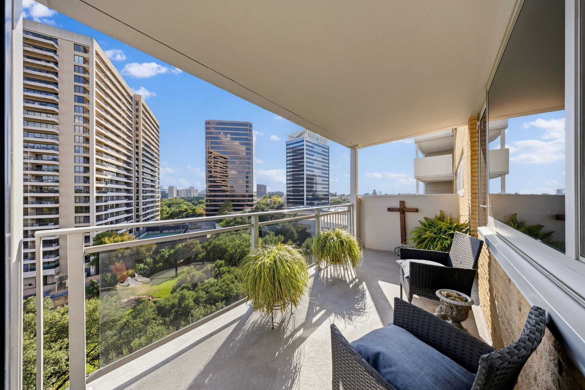 Condominium For Sale in Dallas County , 3883 Turtle Creek Boulevard 909, Dallas, Texas 75219, 1 Bedroom, 1 Bathroom, 1 Garage spaces, 787 Sqft, built in 1963, mls#21384672, Real Estate Agent in Dallas, Homes For Sale in Dallas county, Homes For Sale in Dallas, Realtor in Dallas Texas, Real Estate Brokerage Independent Realty Texas, Luminita Cordes Realtor