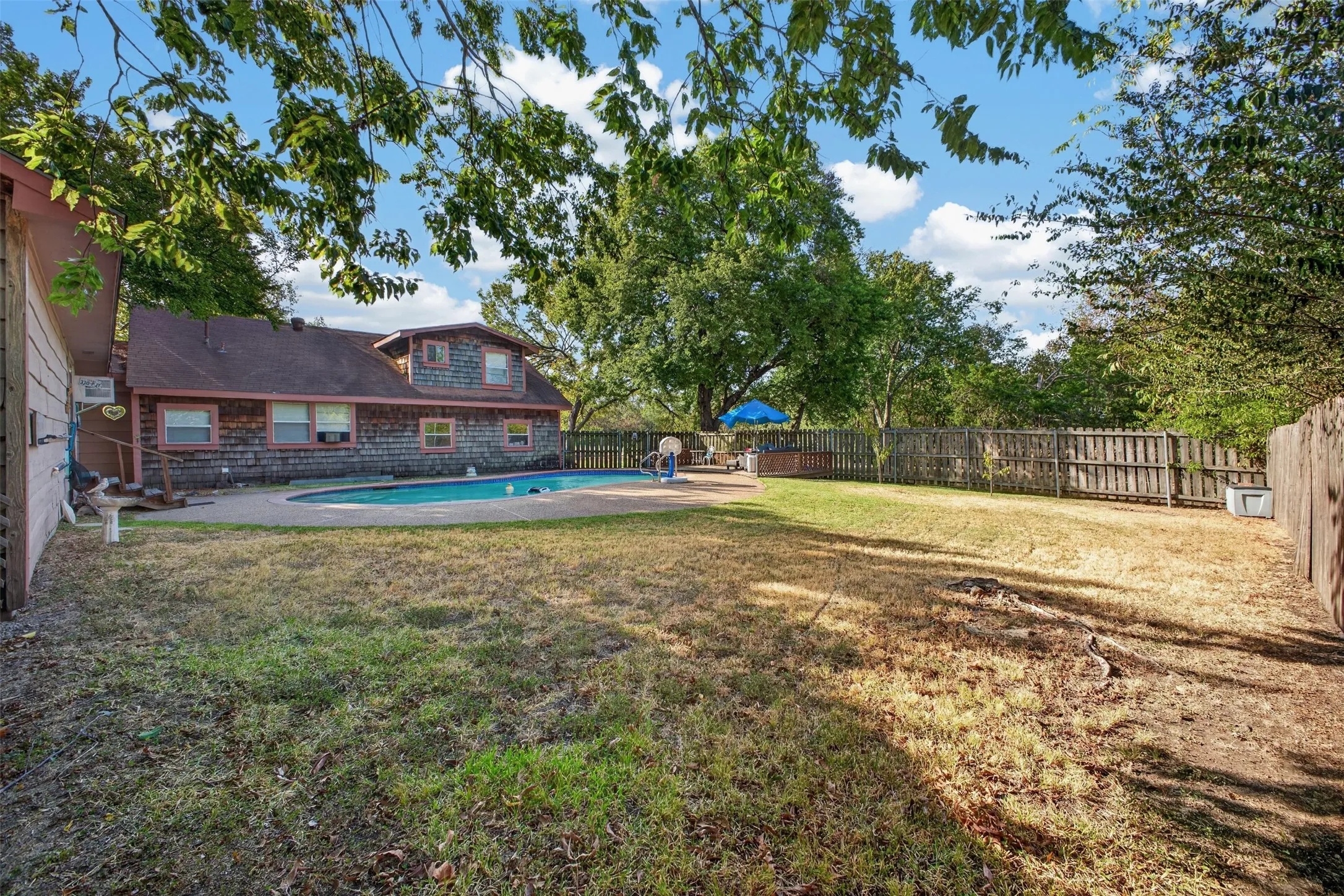 Single Family Residence For Sale in Ellis County , 403 S Nash Street, Garrett, Texas 75119, 3 Bedroom, 3 Bathroom, 2 Garage spaces, 2,776 Sqft, built in 1976, mls#21383754, Real Estate Agent in Garrett, Homes For Sale in Ellis county, Homes For Sale in Garrett, Realtor in Garrett Texas, Real Estate Brokerage Independent Realty Texas, Luminita Cordes Realtor