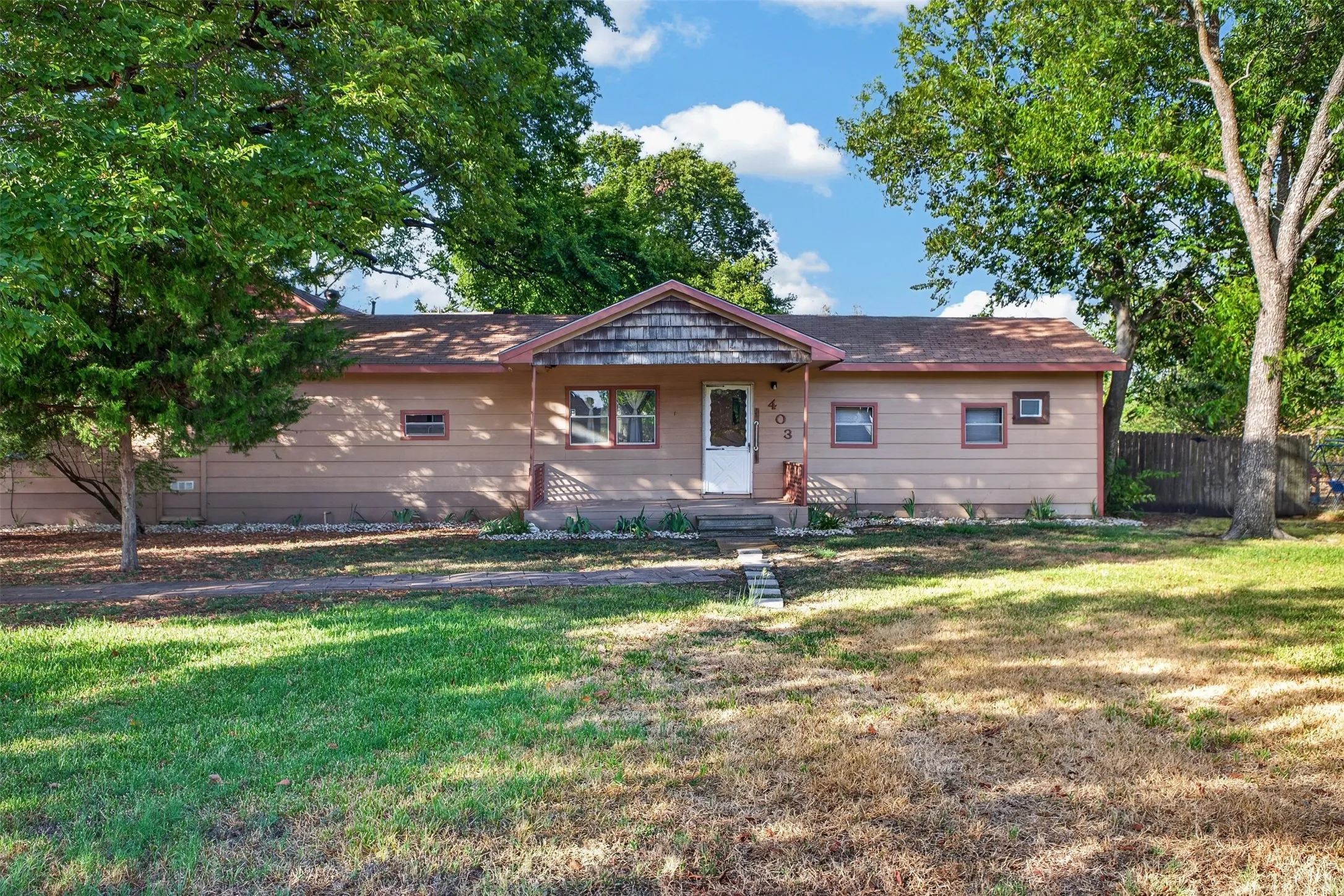 Single Family Residence For Sale in Ellis County , 403 S Nash Street, Garrett, Texas 75119, 3 Bedroom, 3 Bathroom, 2 Garage spaces, 2,776 Sqft, built in 1976, mls#21383754, Real Estate Agent in Garrett, Homes For Sale in Ellis county, Homes For Sale in Garrett, Realtor in Garrett Texas, Real Estate Brokerage Independent Realty Texas, Luminita Cordes Realtor