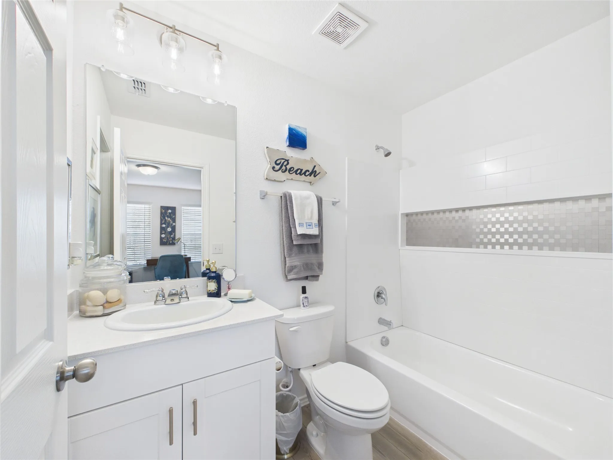 Ensuite Bathroom to Second Primary/InLaw Suite or Second Primary suite