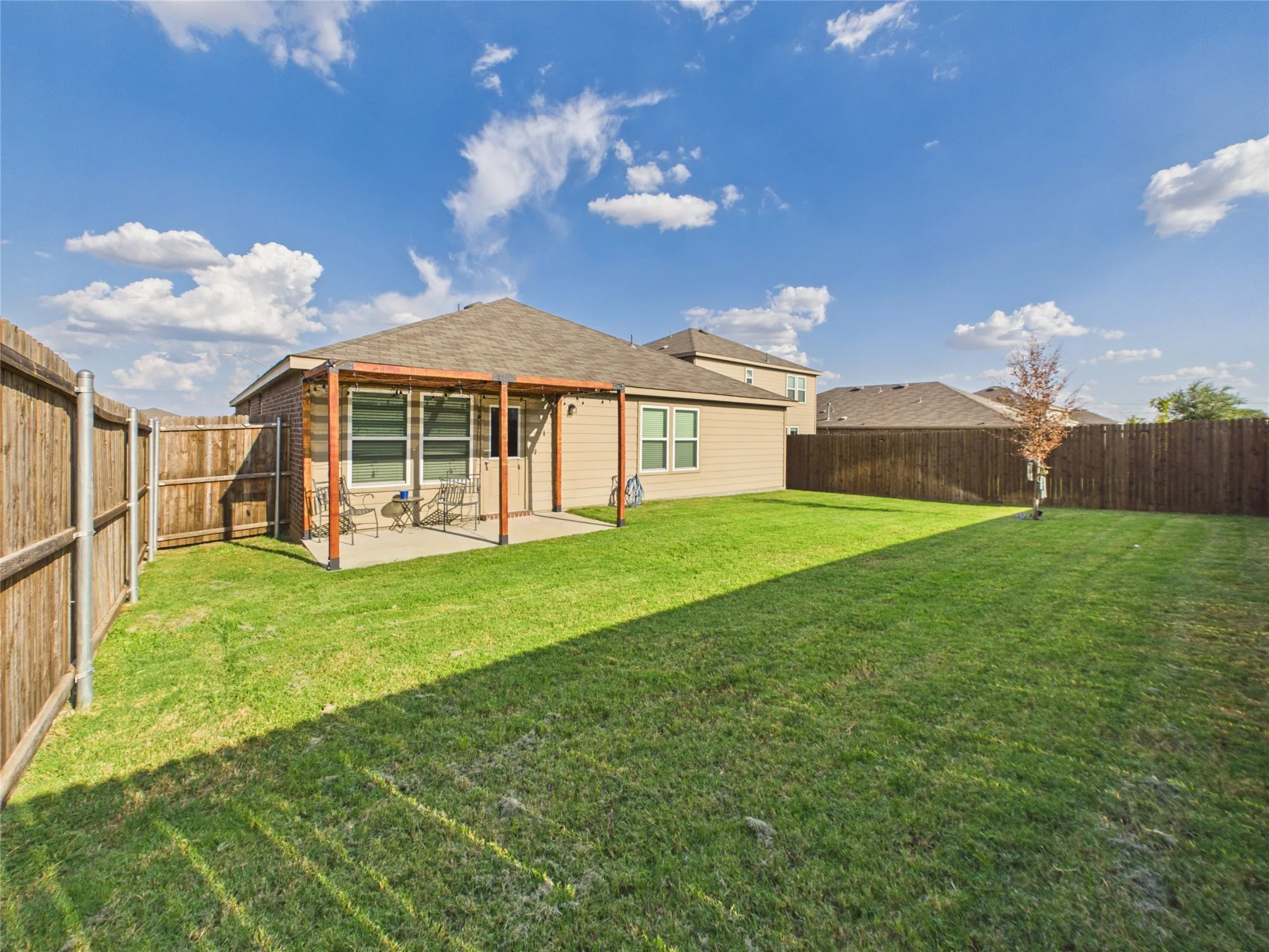 Great backyard for outdoor BBQ, family fun and entertaining with pergola and party lights. Imagine sitting on your back porch after a long day or eatly morning with a cup of coffee or glass of wine...watch the Texas Sunrises and sunsets.
