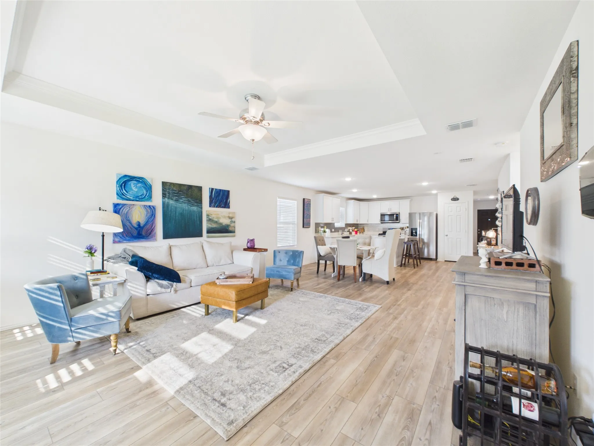 Open Living are to dining and kitchen for ease of entertaining or just hanging out.