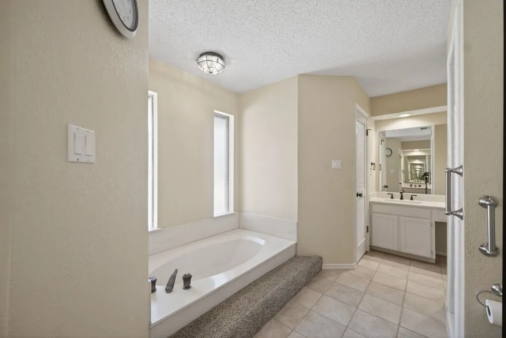 Single Family Residence For Sale in Tarrant County , 1800 High Vista Court, Fort Worth, Texas 76112, 4 Bedroom, 3 Bathroom, 2 Garage spaces, 2,625 Sqft, built in 1979, mls#21384778, Real Estate Agent in Fort Worth, Homes For Sale in Tarrant county, Homes For Sale in Fort Worth, Realtor in Fort Worth Texas, Real Estate Brokerage Independent Realty Texas, Luminita Cordes Realtor