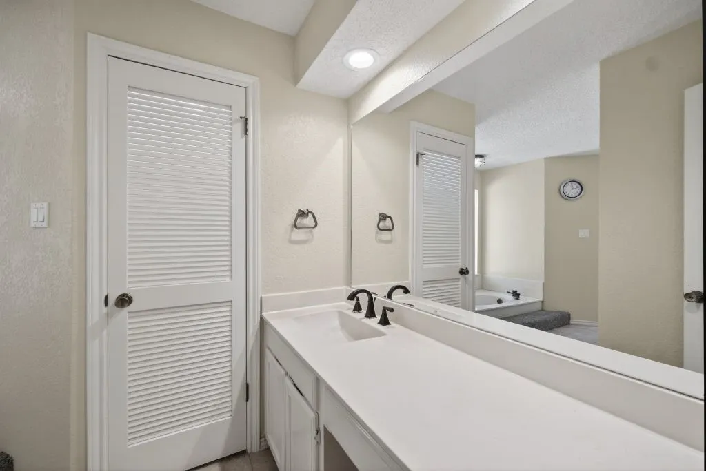Single Family Residence For Sale in Tarrant County , 1800 High Vista Court, Fort Worth, Texas 76112, 4 Bedroom, 3 Bathroom, 2 Garage spaces, 2,625 Sqft, built in 1979, mls#21384778, Real Estate Agent in Fort Worth, Homes For Sale in Tarrant county, Homes For Sale in Fort Worth, Realtor in Fort Worth Texas, Real Estate Brokerage Independent Realty Texas, Luminita Cordes Realtor