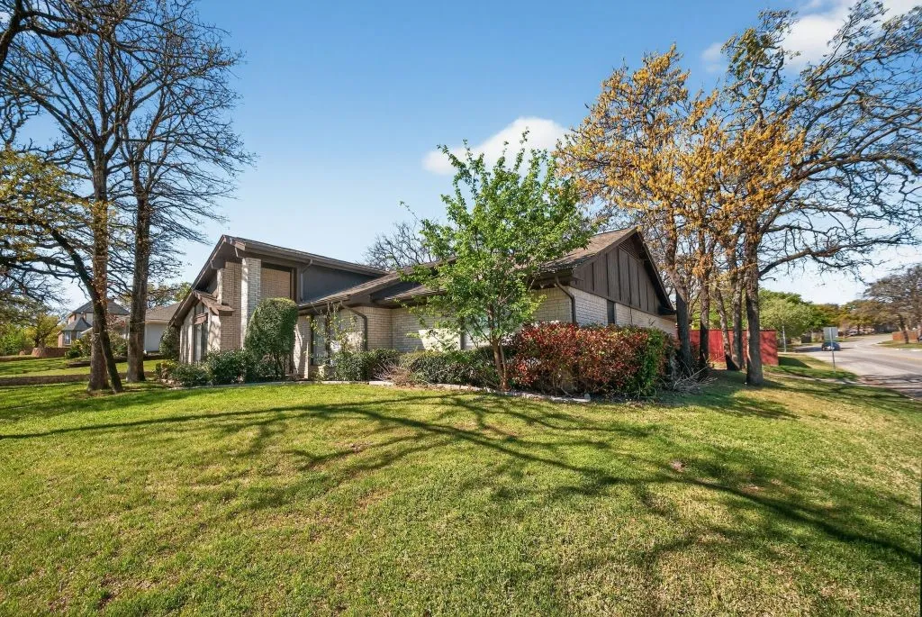 Single Family Residence For Sale in Tarrant County , 1800 High Vista Court, Fort Worth, Texas 76112, 4 Bedroom, 3 Bathroom, 2 Garage spaces, 2,625 Sqft, built in 1979, mls#21384778, Real Estate Agent in Fort Worth, Homes For Sale in Tarrant county, Homes For Sale in Fort Worth, Realtor in Fort Worth Texas, Real Estate Brokerage Independent Realty Texas, Luminita Cordes Realtor