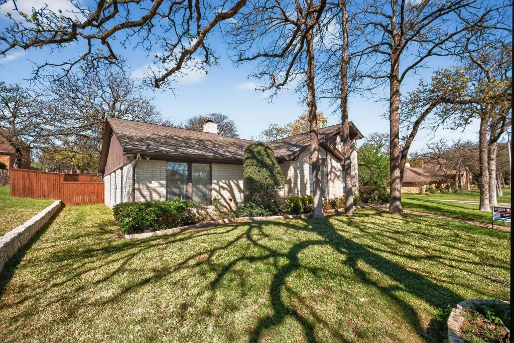 Single Family Residence For Sale in Tarrant County , 1800 High Vista Court, Fort Worth, Texas 76112, 4 Bedroom, 3 Bathroom, 2 Garage spaces, 2,625 Sqft, built in 1979, mls#21384778, Real Estate Agent in Fort Worth, Homes For Sale in Tarrant county, Homes For Sale in Fort Worth, Realtor in Fort Worth Texas, Real Estate Brokerage Independent Realty Texas, Luminita Cordes Realtor