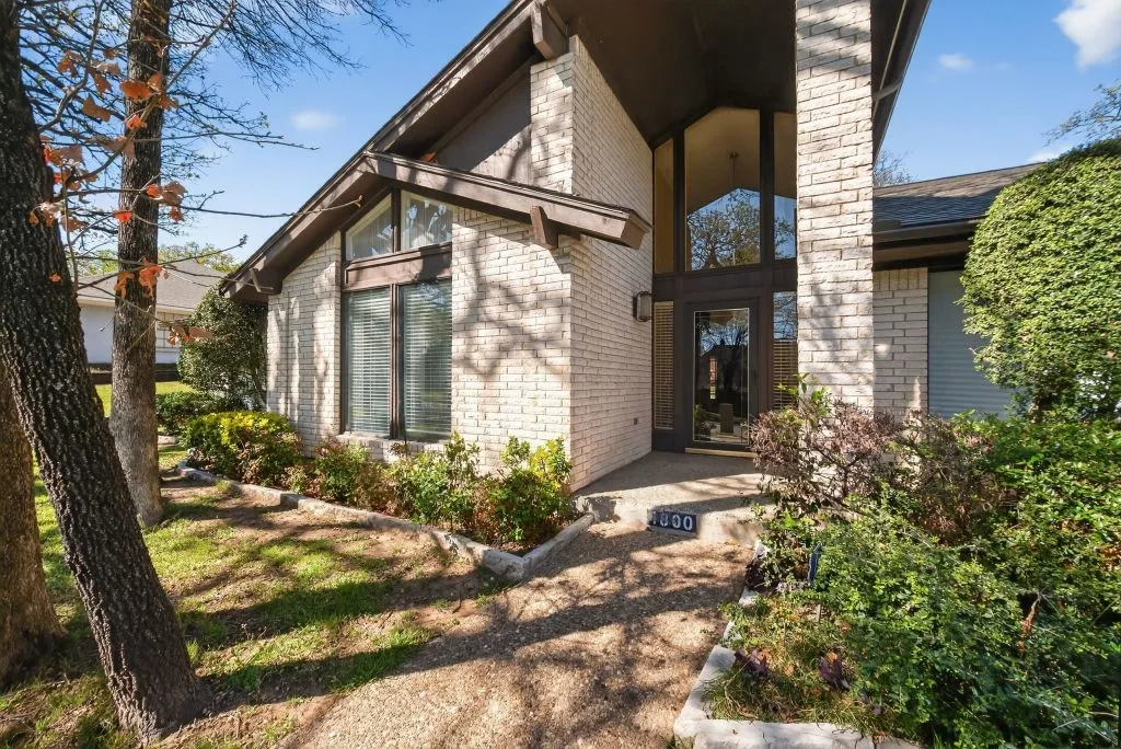 Single Family Residence For Sale in Tarrant County , 1800 High Vista Court, Fort Worth, Texas 76112, 4 Bedroom, 3 Bathroom, 2 Garage spaces, 2,625 Sqft, built in 1979, mls#21384778, Real Estate Agent in Fort Worth, Homes For Sale in Tarrant county, Homes For Sale in Fort Worth, Realtor in Fort Worth Texas, Real Estate Brokerage Independent Realty Texas, Luminita Cordes Realtor