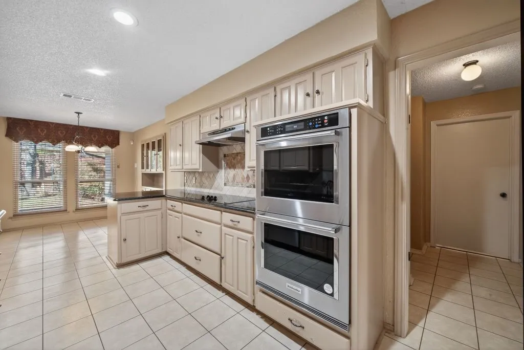 Single Family Residence For Sale in Tarrant County , 1800 High Vista Court, Fort Worth, Texas 76112, 4 Bedroom, 3 Bathroom, 2 Garage spaces, 2,625 Sqft, built in 1979, mls#21384778, Real Estate Agent in Fort Worth, Homes For Sale in Tarrant county, Homes For Sale in Fort Worth, Realtor in Fort Worth Texas, Real Estate Brokerage Independent Realty Texas, Luminita Cordes Realtor
