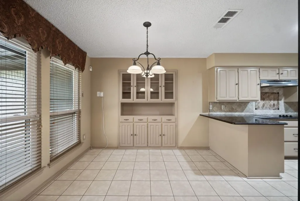 Single Family Residence For Sale in Tarrant County , 1800 High Vista Court, Fort Worth, Texas 76112, 4 Bedroom, 3 Bathroom, 2 Garage spaces, 2,625 Sqft, built in 1979, mls#21384778, Real Estate Agent in Fort Worth, Homes For Sale in Tarrant county, Homes For Sale in Fort Worth, Realtor in Fort Worth Texas, Real Estate Brokerage Independent Realty Texas, Luminita Cordes Realtor
