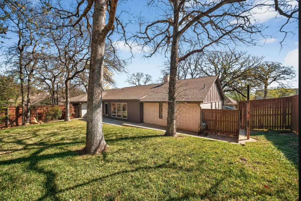 Single Family Residence For Sale in Tarrant County , 1800 High Vista Court, Fort Worth, Texas 76112, 4 Bedroom, 3 Bathroom, 2 Garage spaces, 2,625 Sqft, built in 1979, mls#21384778, Real Estate Agent in Fort Worth, Homes For Sale in Tarrant county, Homes For Sale in Fort Worth, Realtor in Fort Worth Texas, Real Estate Brokerage Independent Realty Texas, Luminita Cordes Realtor