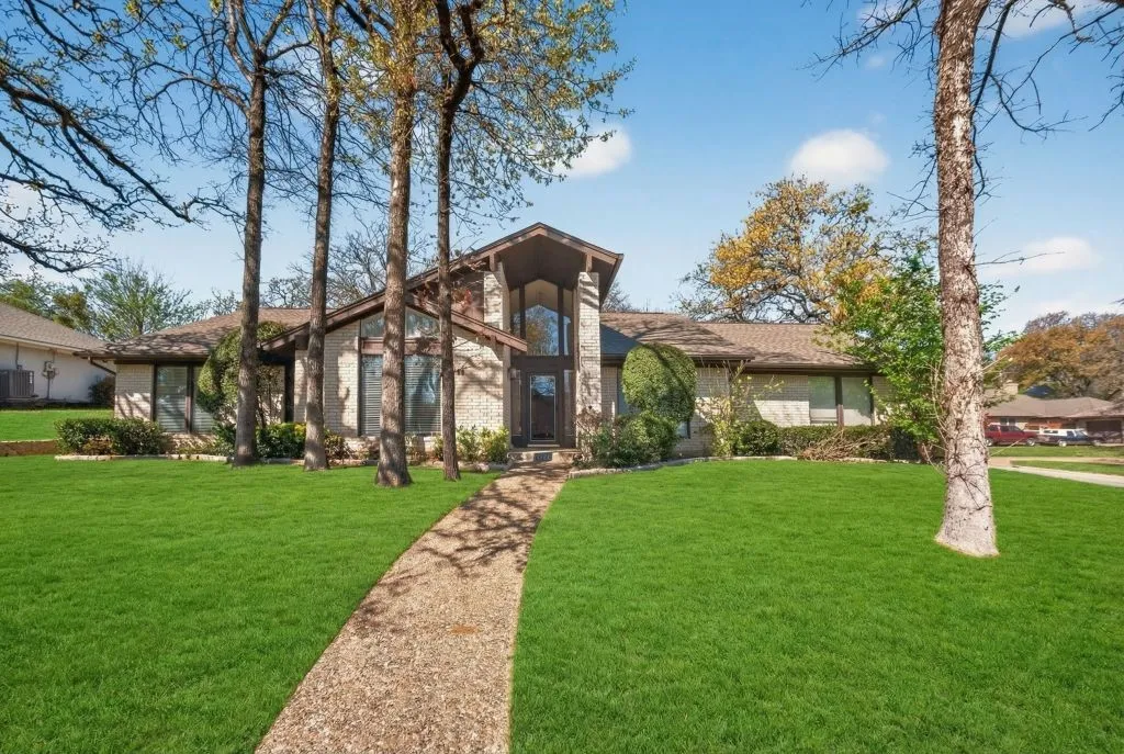 Single Family Residence For Sale in Tarrant County , 1800 High Vista Court, Fort Worth, Texas 76112, 4 Bedroom, 3 Bathroom, 2 Garage spaces, 2,625 Sqft, built in 1979, mls#21384778, Real Estate Agent in Fort Worth, Homes For Sale in Tarrant county, Homes For Sale in Fort Worth, Realtor in Fort Worth Texas, Real Estate Brokerage Independent Realty Texas, Luminita Cordes Realtor