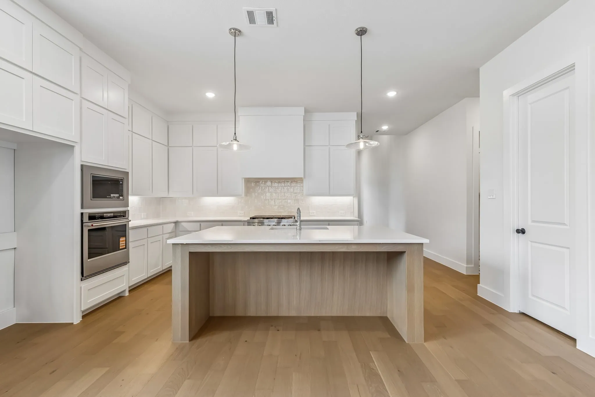 With high end appliances and outstanding prep space, all the chef's in the family will enjoy creating culinary deilghts in this wonderful kitchen!