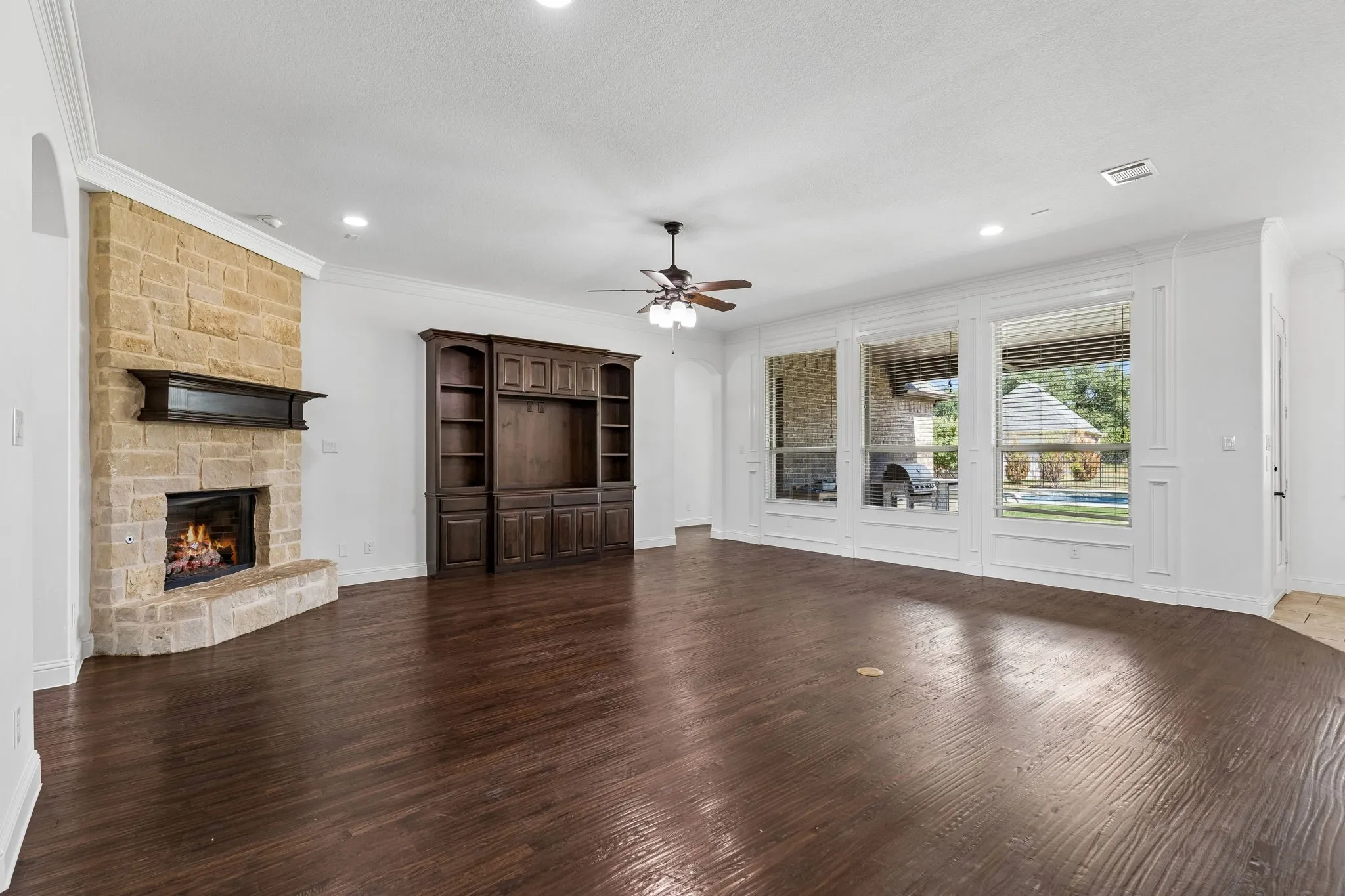 Single Family Residence For Sale in Wise County , 212 W Aurora Vista Trail, Aurora, Texas 76078, 5 Bedroom, 3 Bathroom, 3 Garage spaces, 3,575 Sqft, built in 2016, mls#21383087, Real Estate Agent in Aurora, Homes For Sale in Wise county, Homes For Sale in Aurora, Realtor in Aurora Texas, Real Estate Brokerage Independent Realty Texas, Luminita Cordes Realtor