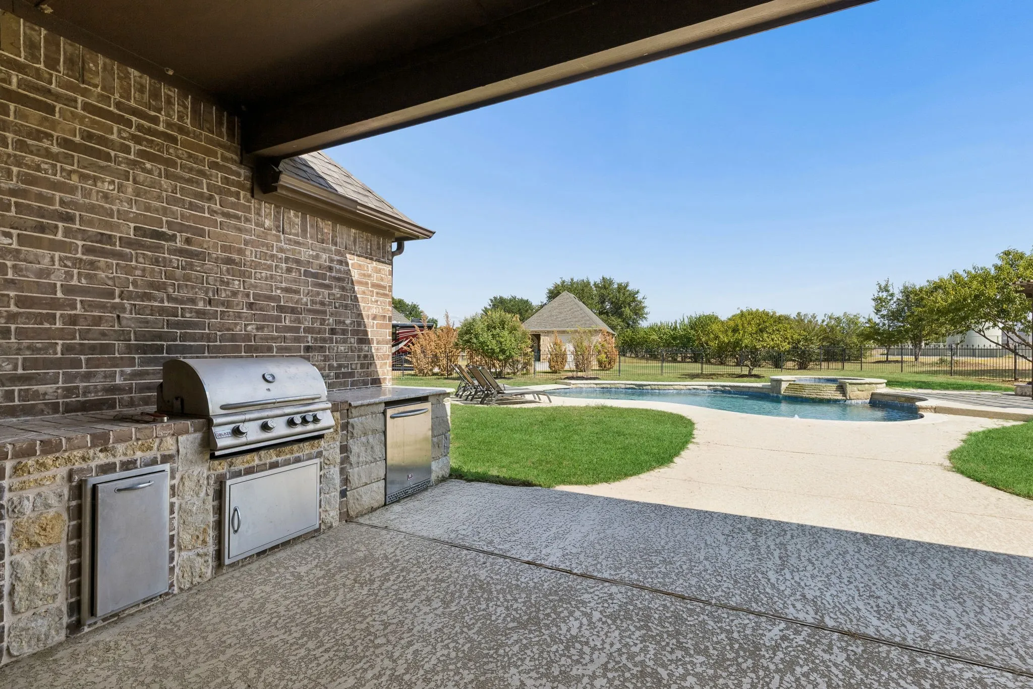 Single Family Residence For Sale in Wise County , 212 W Aurora Vista Trail, Aurora, Texas 76078, 5 Bedroom, 3 Bathroom, 3 Garage spaces, 3,575 Sqft, built in 2016, mls#21383087, Real Estate Agent in Aurora, Homes For Sale in Wise county, Homes For Sale in Aurora, Realtor in Aurora Texas, Real Estate Brokerage Independent Realty Texas, Luminita Cordes Realtor