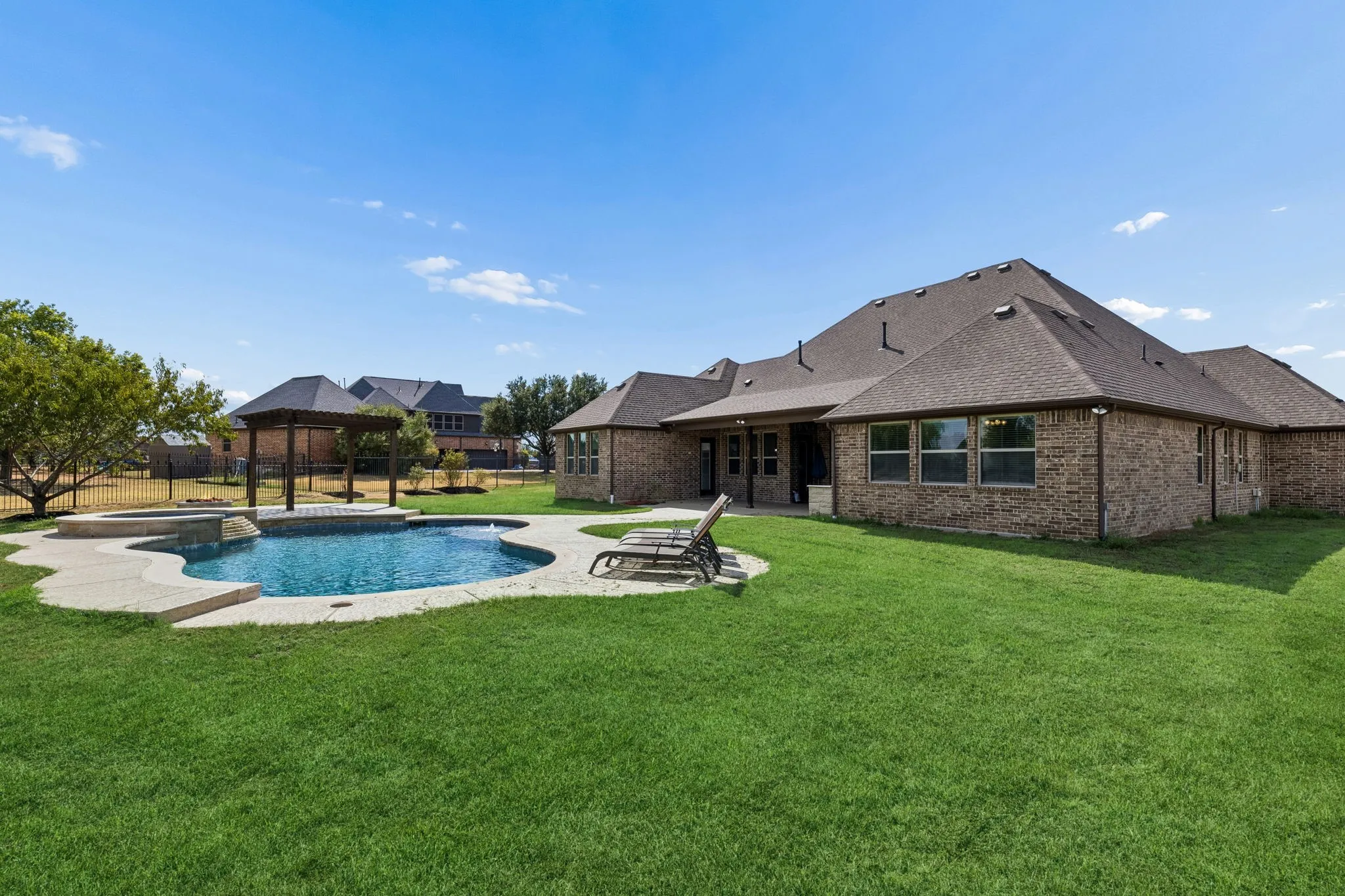 Single Family Residence For Sale in Wise County , 212 W Aurora Vista Trail, Aurora, Texas 76078, 5 Bedroom, 3 Bathroom, 3 Garage spaces, 3,575 Sqft, built in 2016, mls#21383087, Real Estate Agent in Aurora, Homes For Sale in Wise county, Homes For Sale in Aurora, Realtor in Aurora Texas, Real Estate Brokerage Independent Realty Texas, Luminita Cordes Realtor
