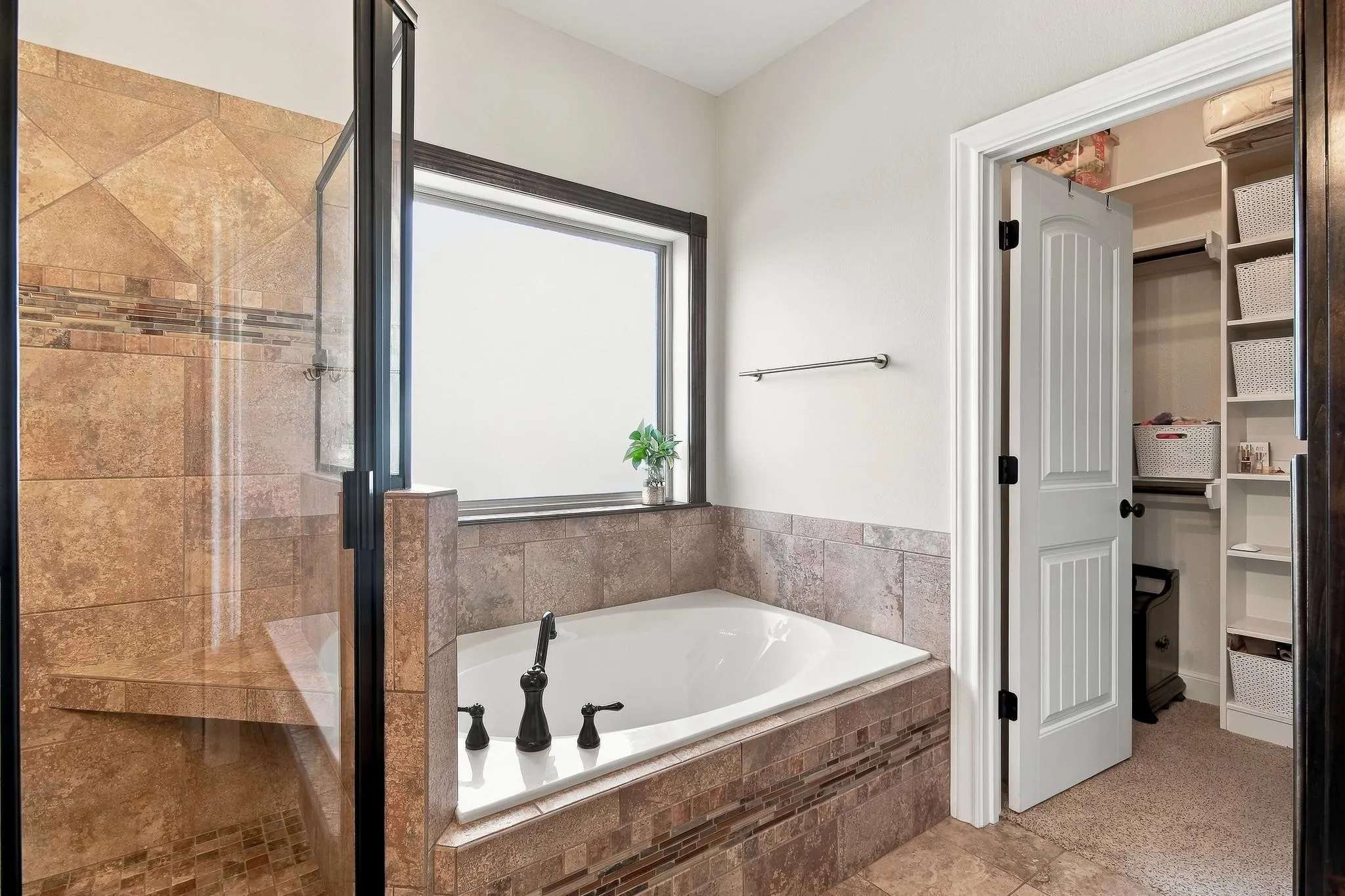 Single Family Residence For Sale in Taylor County , 866 Great Waters Drive, Abilene, Texas 79602, 4 Bedroom, 2 Bathroom, 2 Garage spaces, 1,798 Sqft, built in 2015, mls#21383866, Real Estate Agent in Abilene, Homes For Sale in Taylor county, Homes For Sale in Abilene, Realtor in Abilene Texas, Real Estate Brokerage Independent Realty Texas, Luminita Cordes Realtor