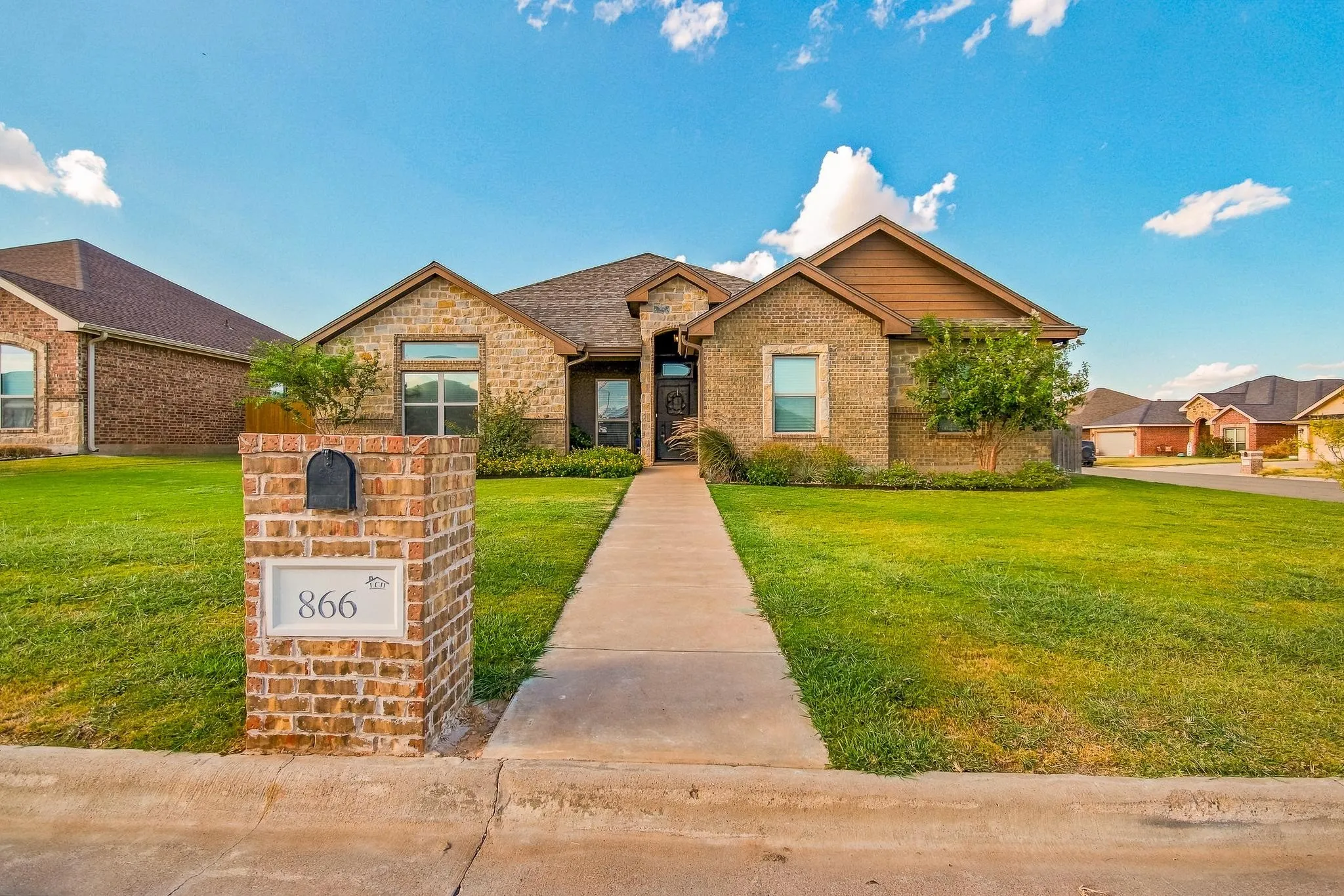 Single Family Residence For Sale in Taylor County , 866 Great Waters Drive, Abilene, Texas 79602, 4 Bedroom, 2 Bathroom, 2 Garage spaces, 1,798 Sqft, built in 2015, mls#21383866, Real Estate Agent in Abilene, Homes For Sale in Taylor county, Homes For Sale in Abilene, Realtor in Abilene Texas, Real Estate Brokerage Independent Realty Texas, Luminita Cordes Realtor